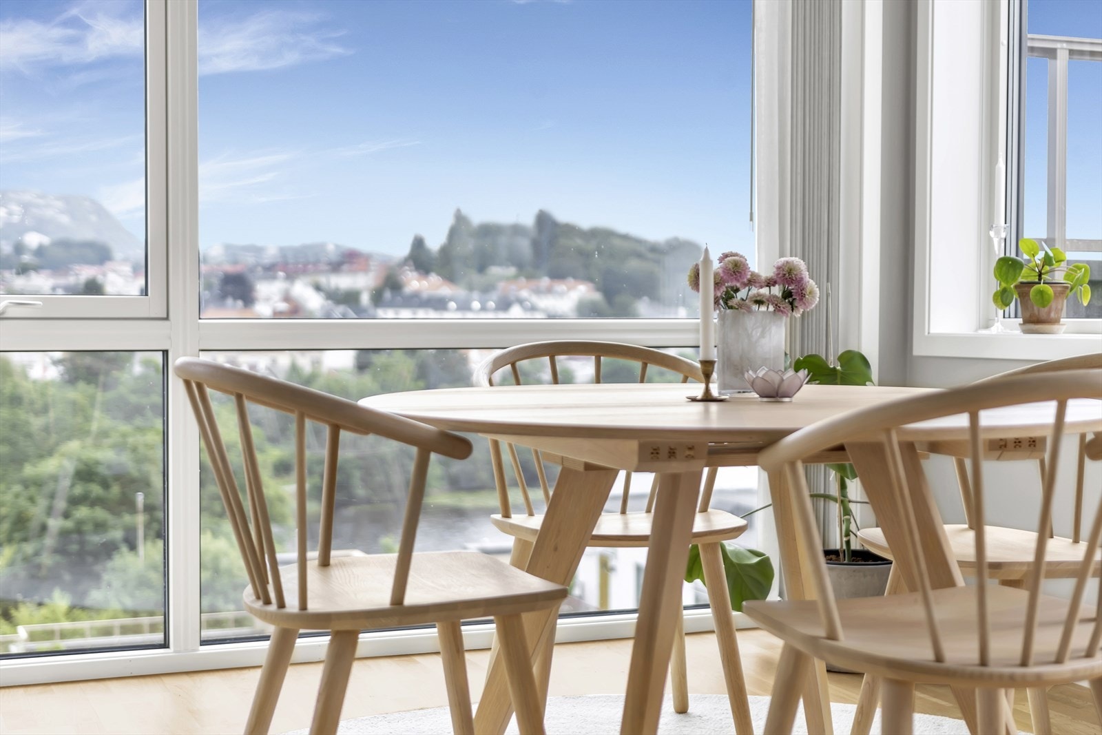 Store vindusflater sørger for rikelig med naturlig lys og en fantastisk utsikt! Galleribilde
