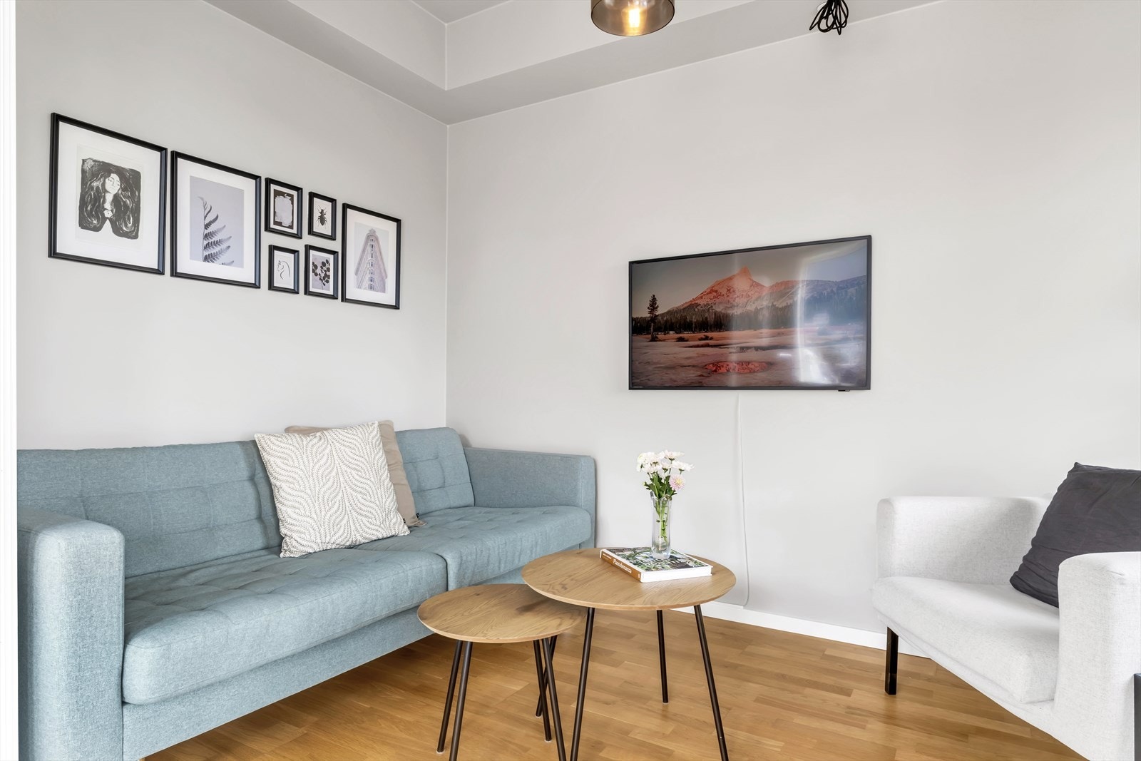 Det ene soverommet er i dag innredet som en koselig TV-stue Galleribilde