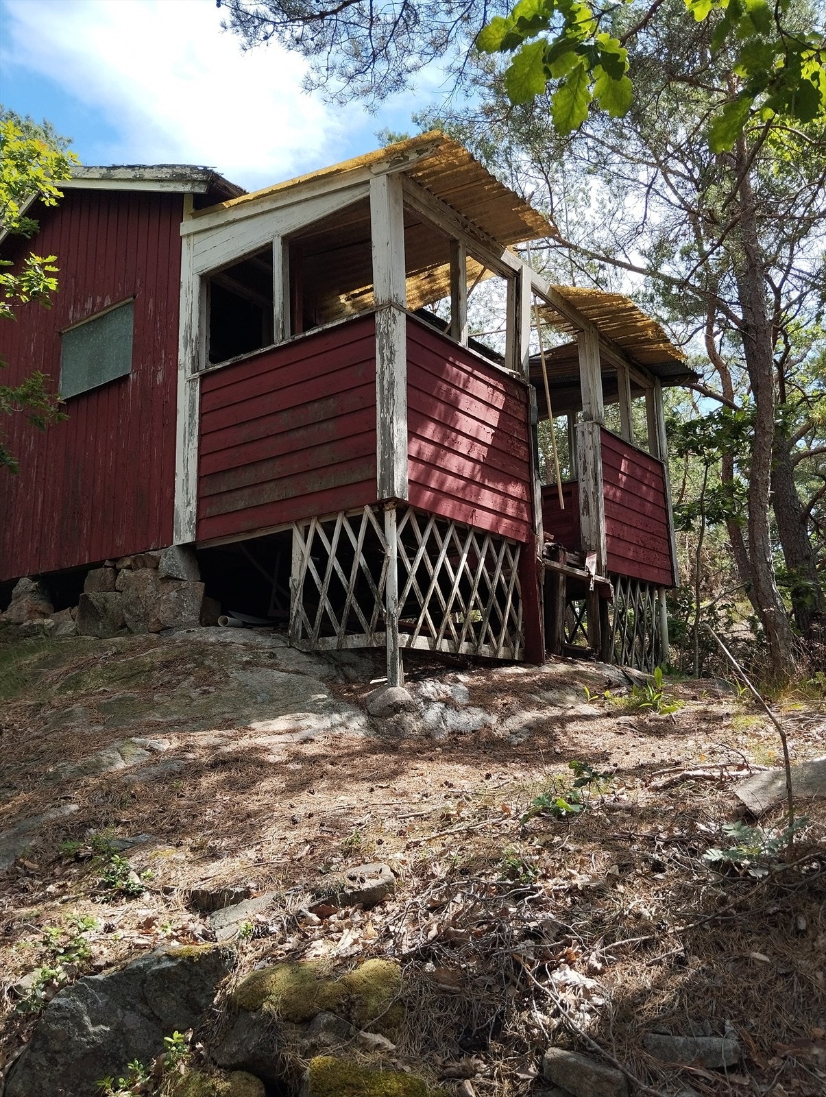 Risøya 8 - Det kan søkes om gjenoppbygging av denne. Tilgang til strøm, vann og kloakk kan etableres. Galleribilde