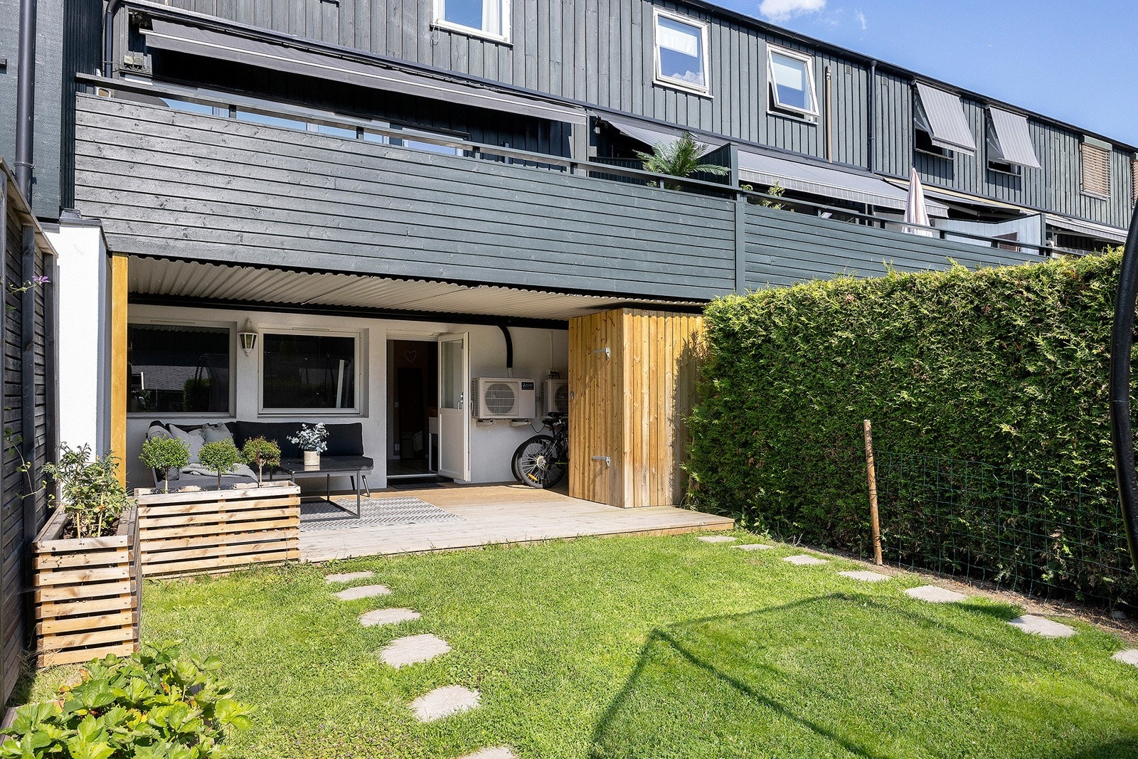 Attraktivt og innholdsrikt rekkehus beliggende i idylliske omgivelser med skjemet, solrik og hage! Galleribilde