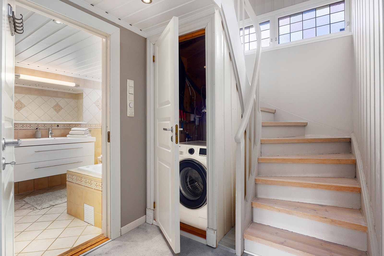 Trappegang i u.etg med adkomst til bad, bod, to soverom og "vaskerom". Galleribilde