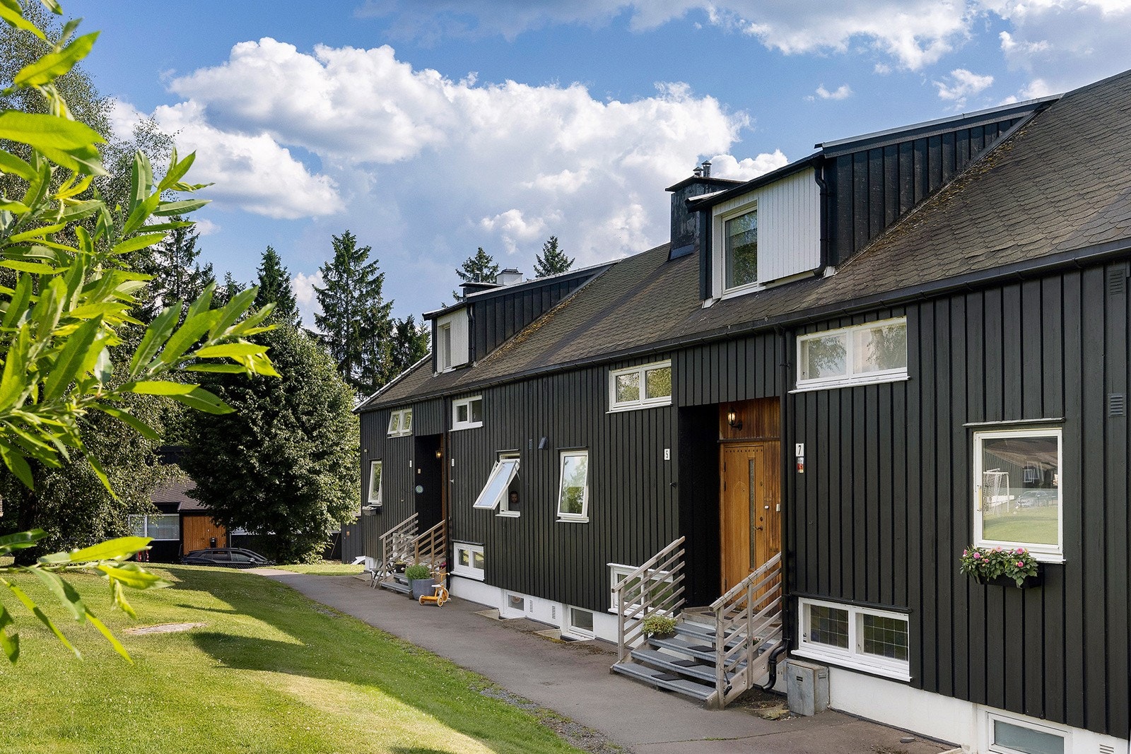 Famlievennlig bolig med koselig inngangsparti - her kan kaffen nytes på trappen mens barna leker rett ved. Galleribilde