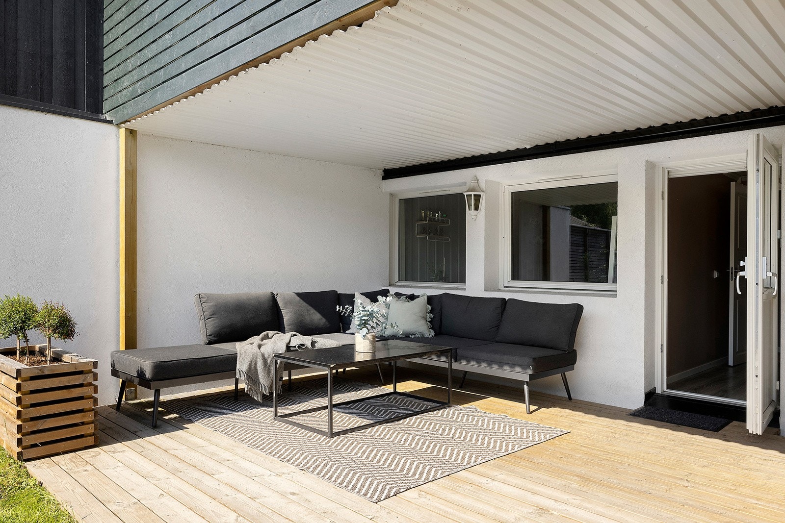 Overbygd og fin uteplass med 22 kvm markterrasse. Galleribilde