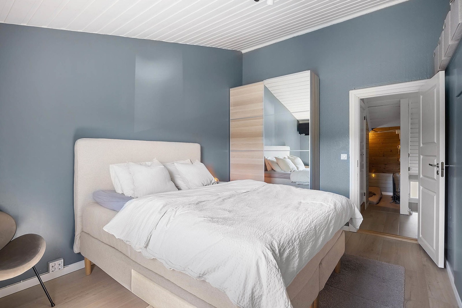 Soverom 1 (2. etg) er av ekstra god størrelse med plassbygde skap med god lagringsplass. Det er god plass til dobbelseng, nattbord mm. Galleribilde