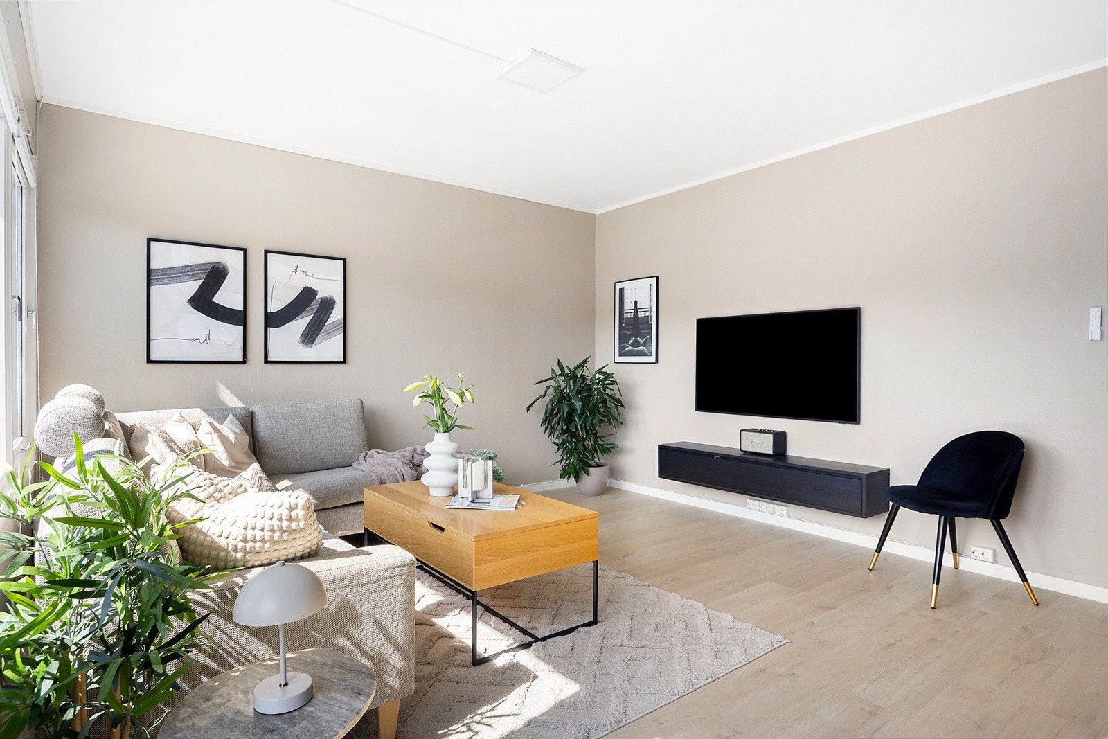 Stue med pene gulv og lysmalte vegger. Galleribilde