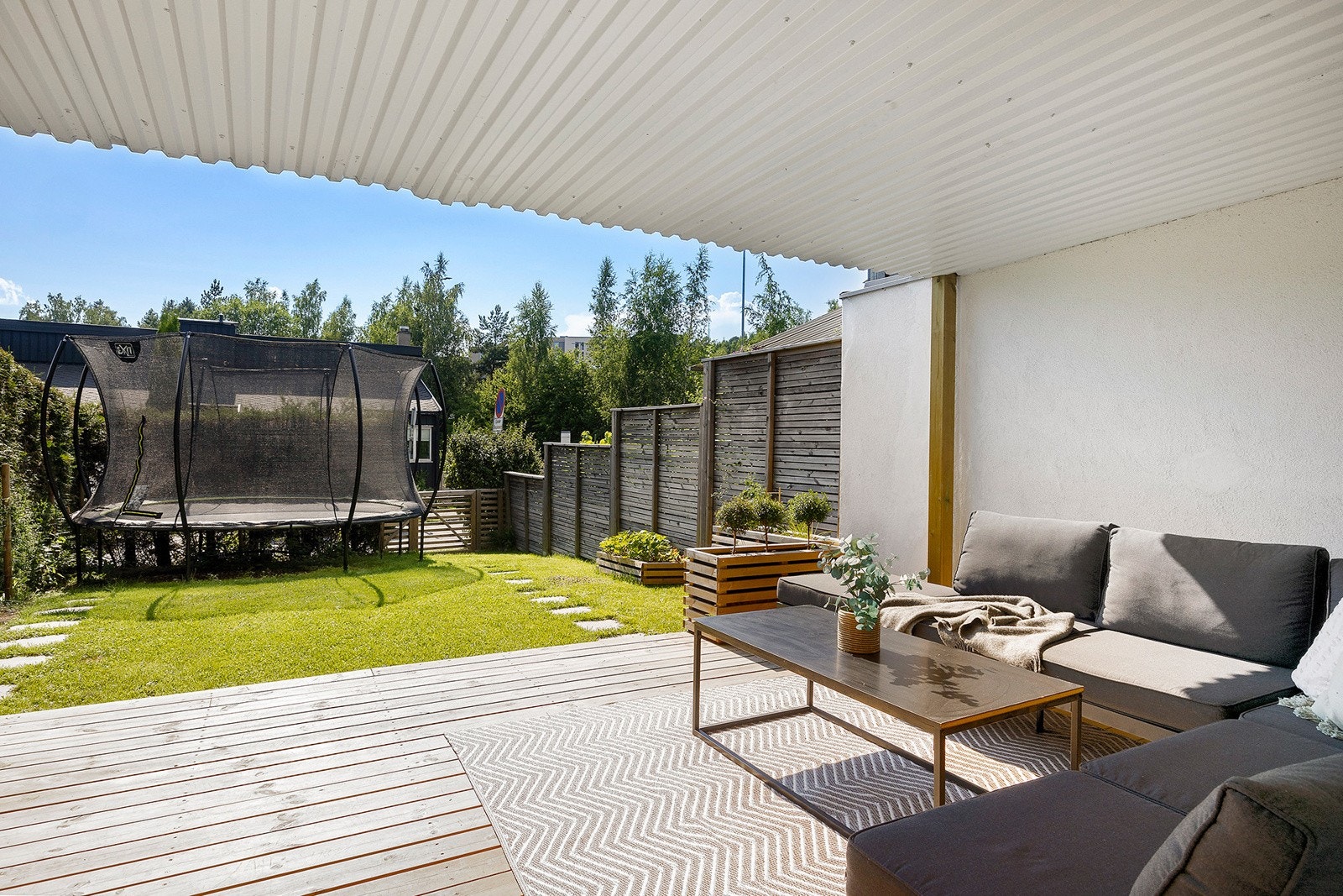 Direkte adkomst til inngjerdet hage med lukket port. Galleribilde