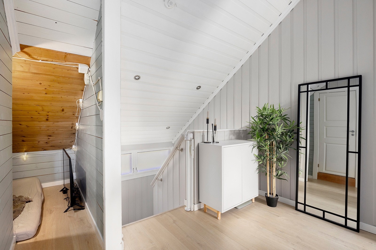 Åpen og lys trappegang i 2. etg, her ser man også loftsboden. Galleribilde