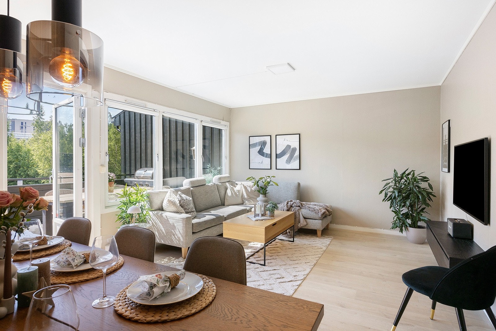 Stor vindusflater gir godt med lys inn. Galleribilde