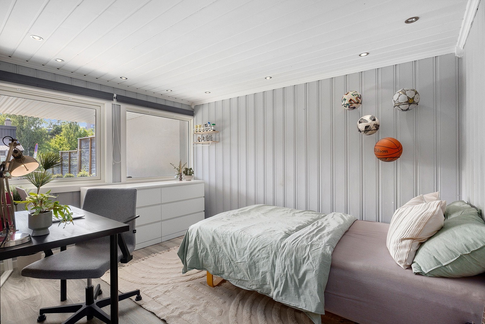 Soverom 3 (u. etg) er et romslig soverom med store vinduer. Galleribilde