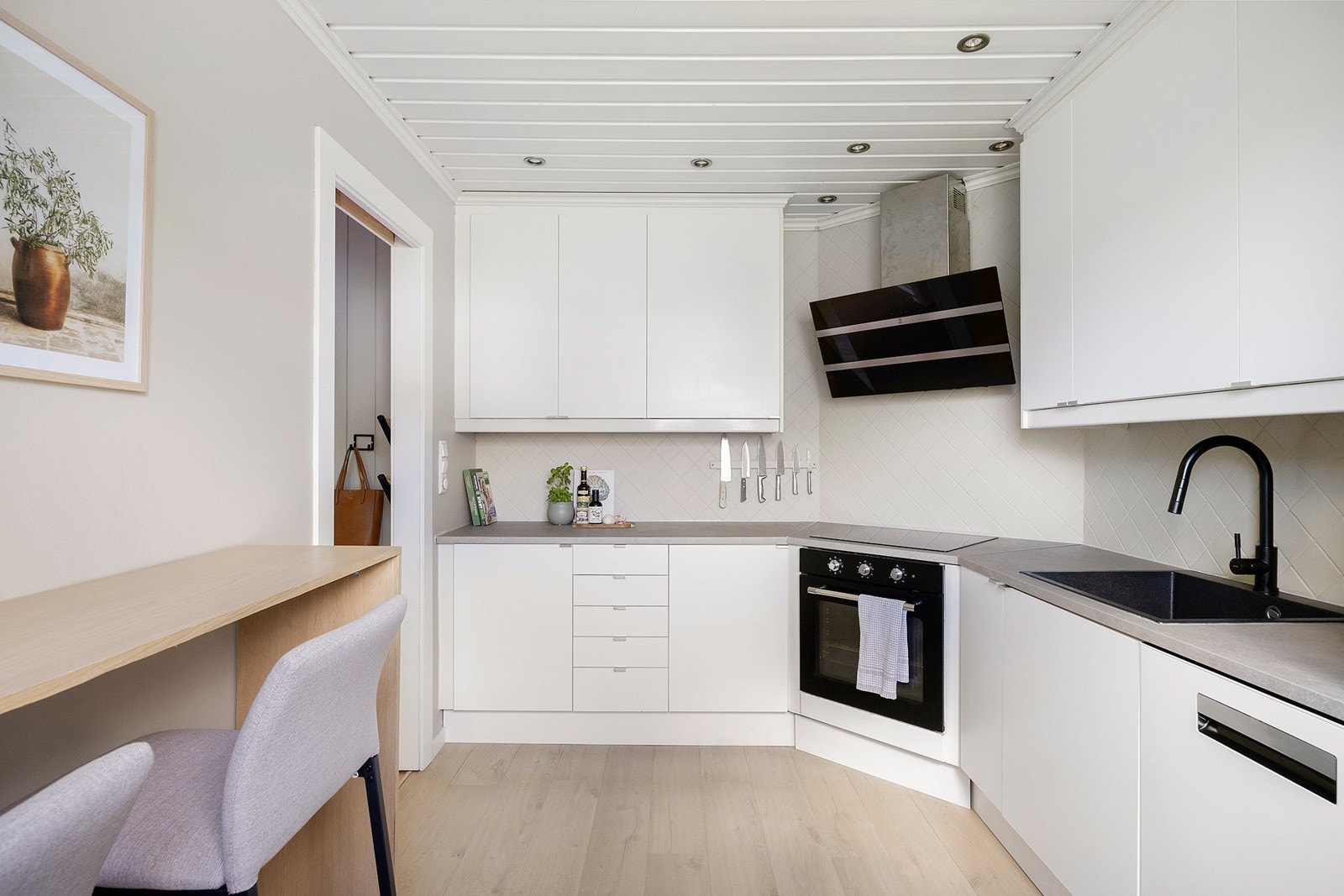 Lyst og pent kjøkken med god skap- og benkeplass. Galleribilde