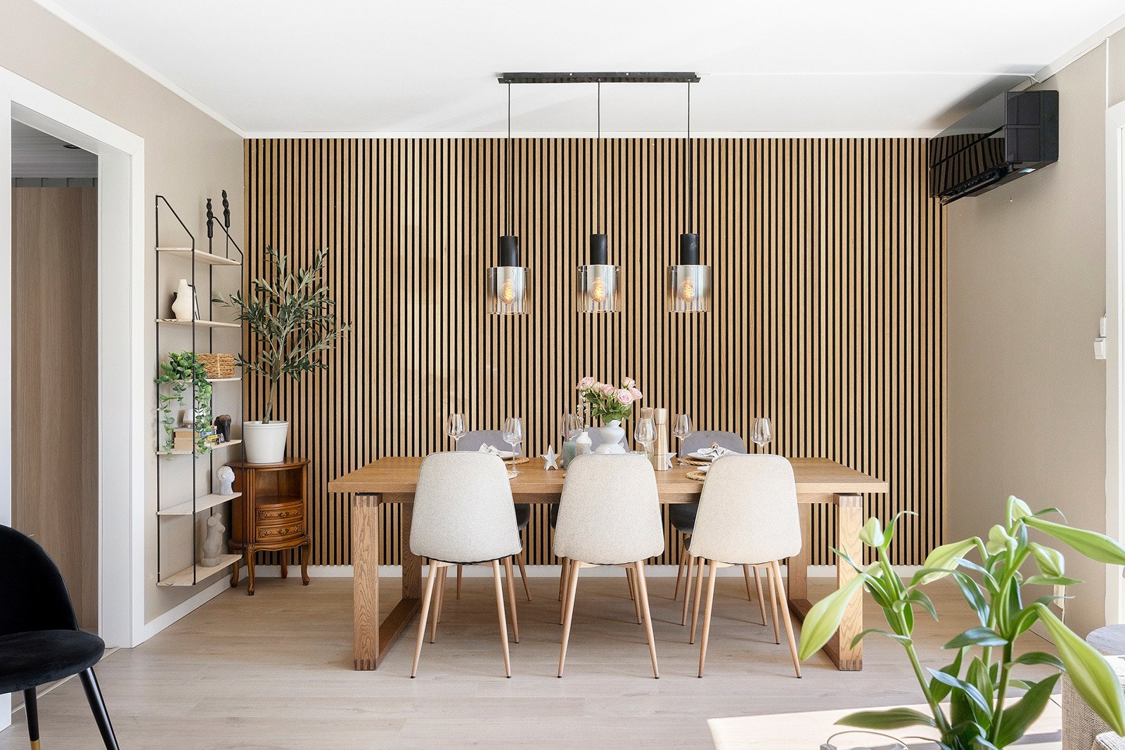 Det er satt opp en spilevegg som gjør stuen både lun og stillfull. Ny varmepumpe (2024) Galleribilde