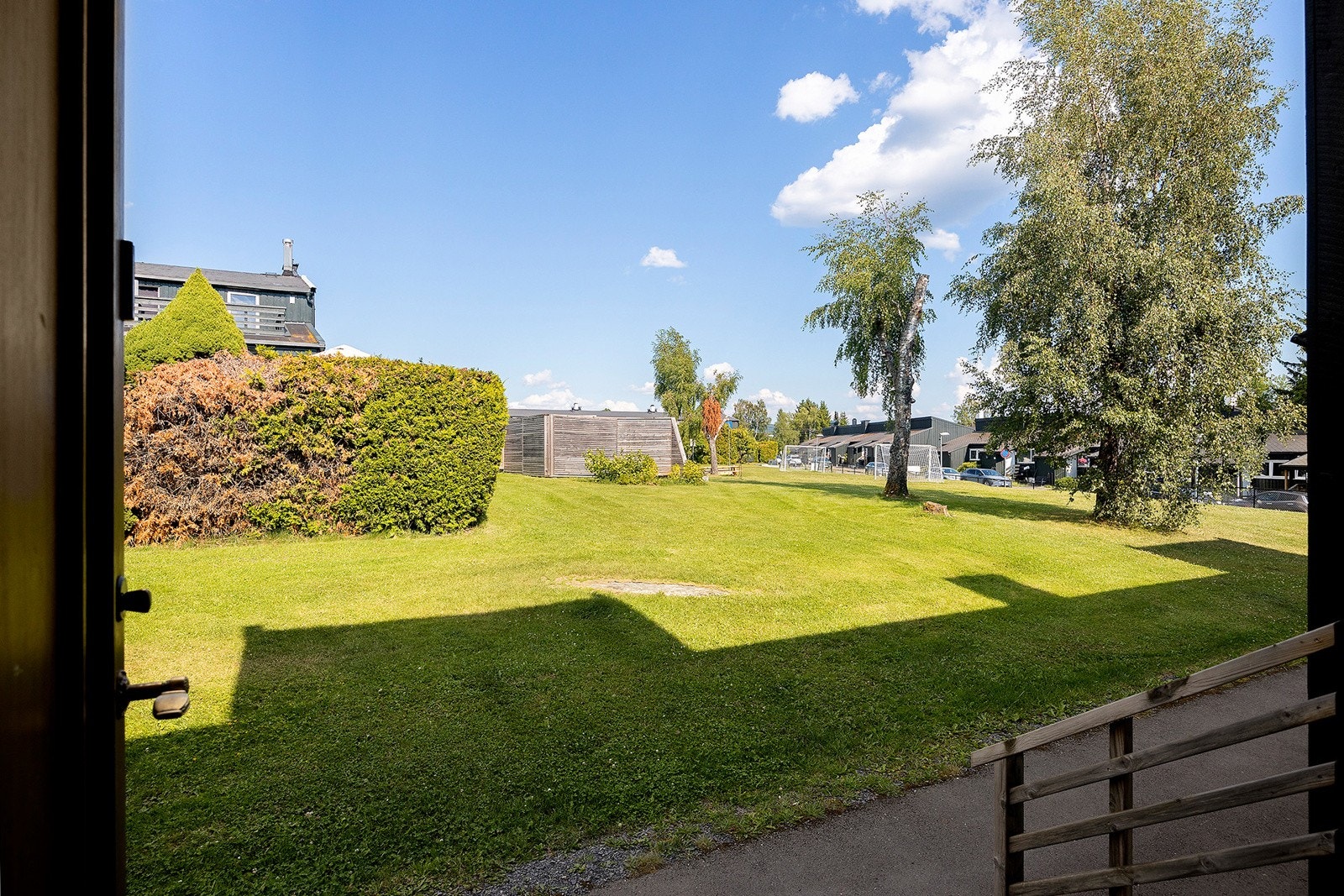 På trappen kan morgenkaffen nytes mens barna leker i bilfrie og fine omgivelser. Galleribilde