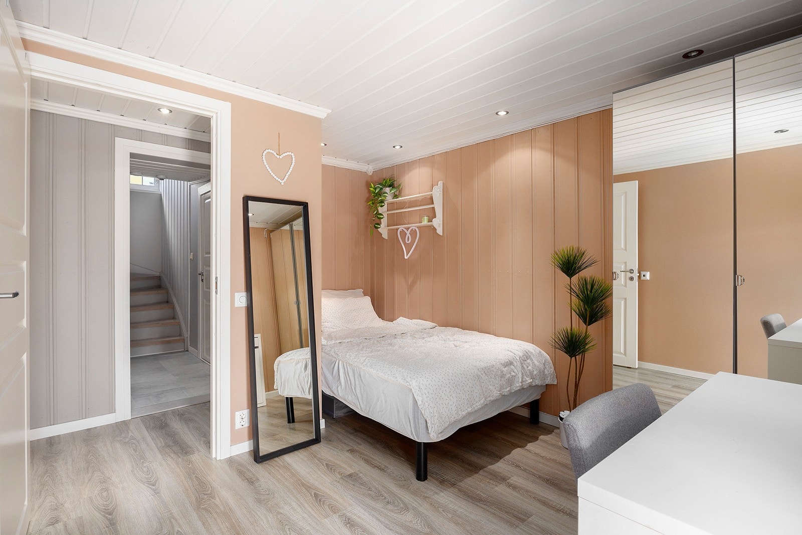 Soverom 4 (u. etg) er et koselig og fint soverom med downlights i himling og med god plass til garderobeskap Galleribilde