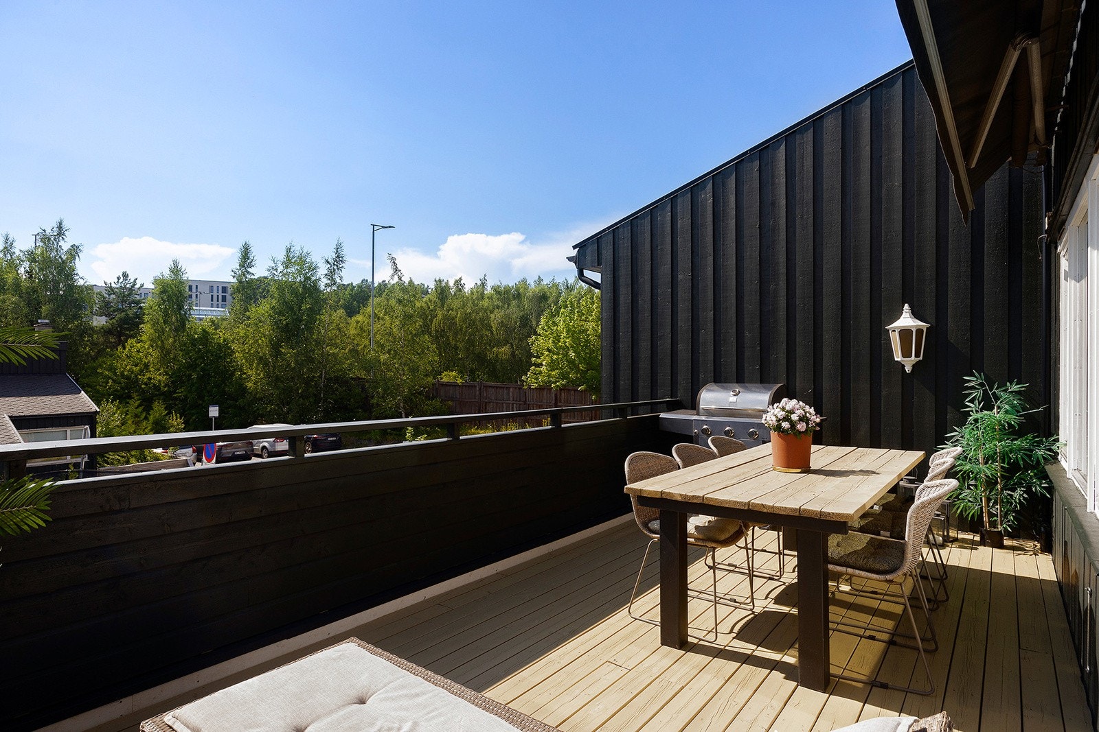 Solrik og deilig veranda der lange varme sommerkvelder kan nytes! Galleribilde