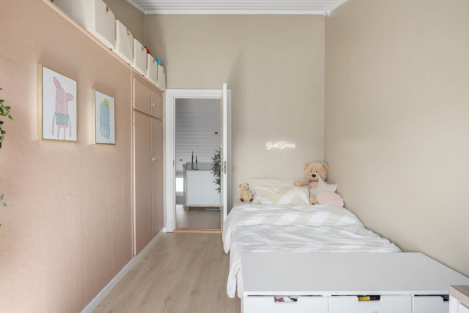 Soverom 2 (2. etg) med plassbygde garderobeskap. Galleribilde