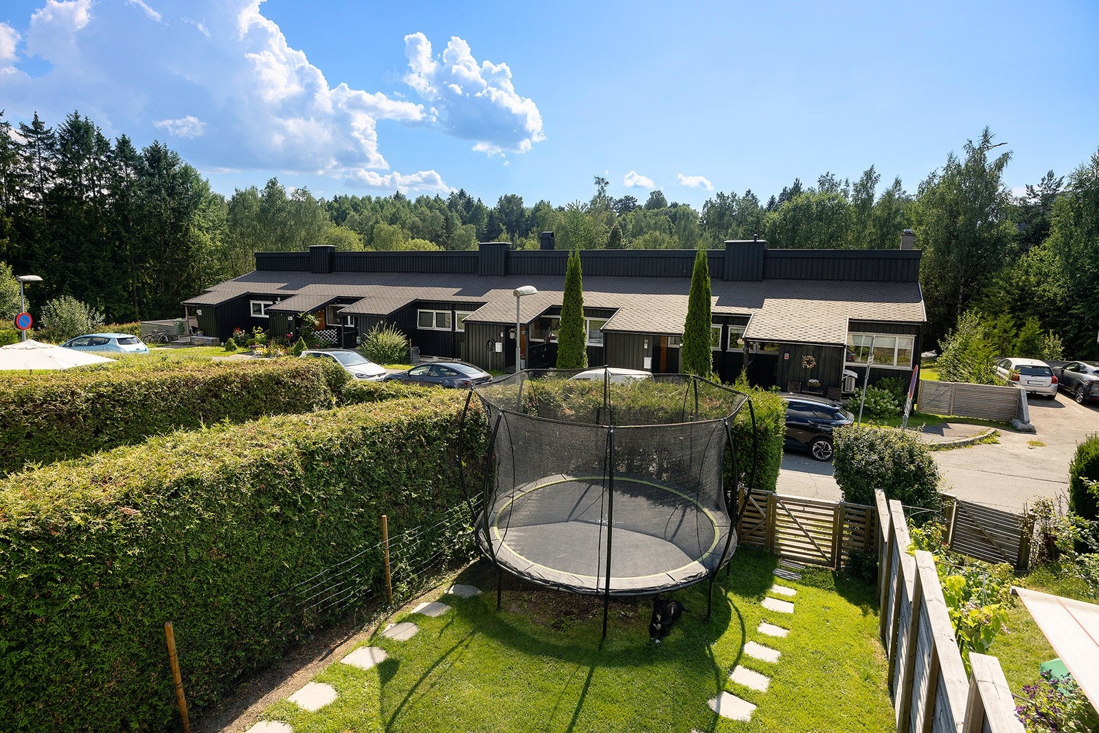 Flott inngjerdet hagedel med god boltreplass for både små og store. Galleribilde