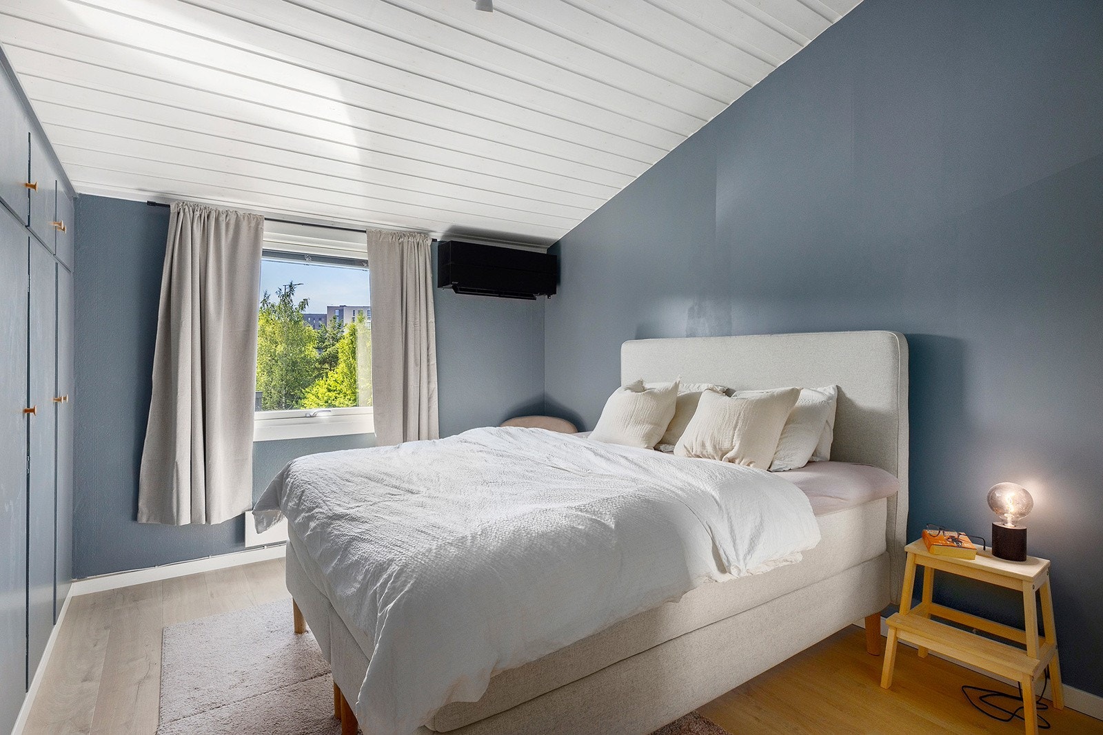 Soverom 1 har ny varmepumpe (2024) og nytt frittstående garderobeskap. Galleribilde