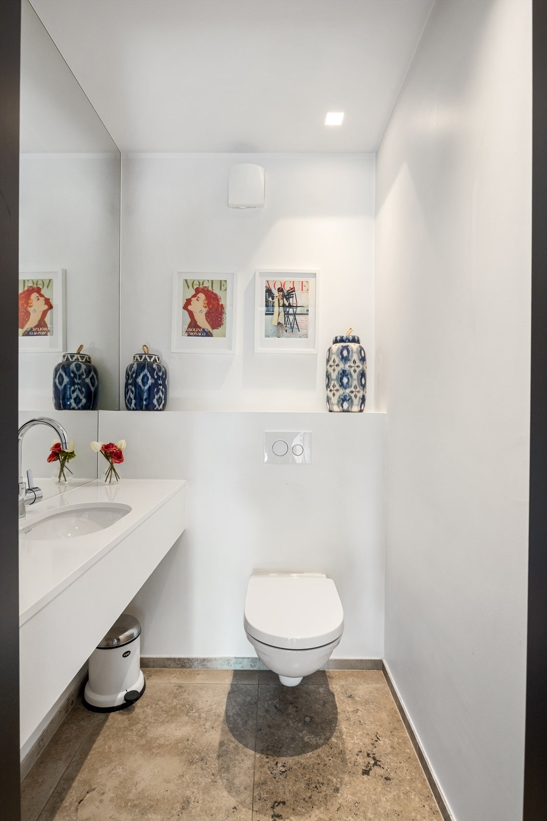 I entréen finnes også et praktisk toalett, utstyrt med gulvvarme, benkeplate med underlimt servant og svingbart blandebatteri fra Grohe, samt veggmontert toalett. Rommet har naturlig ventilasjon. Galleribilde