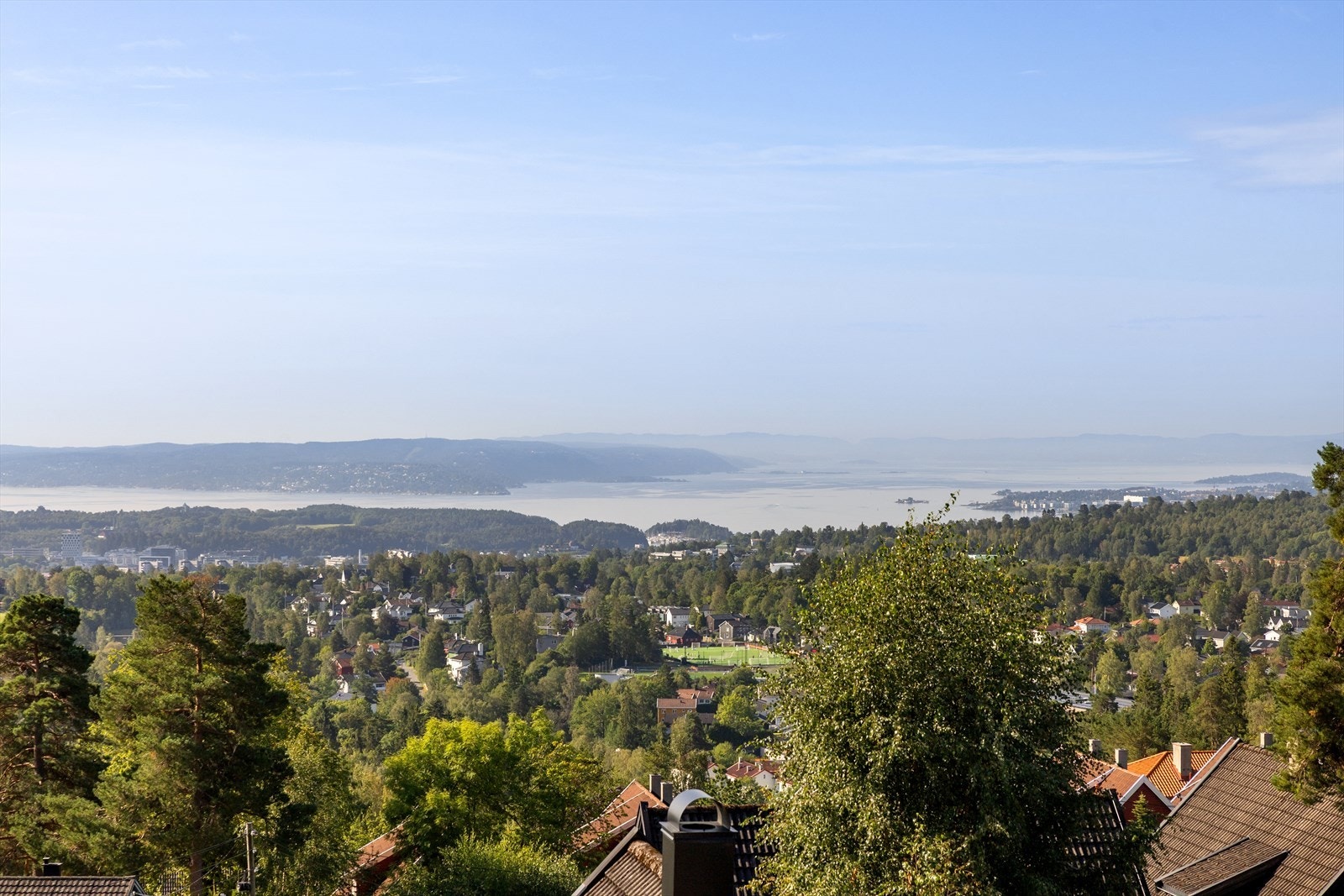 Eksklusiv, arkitekttegnet familiebolig fra 2017 fordelt over tre plan, med stor, solrik takterrasse og flere balkonger. Galleribilde