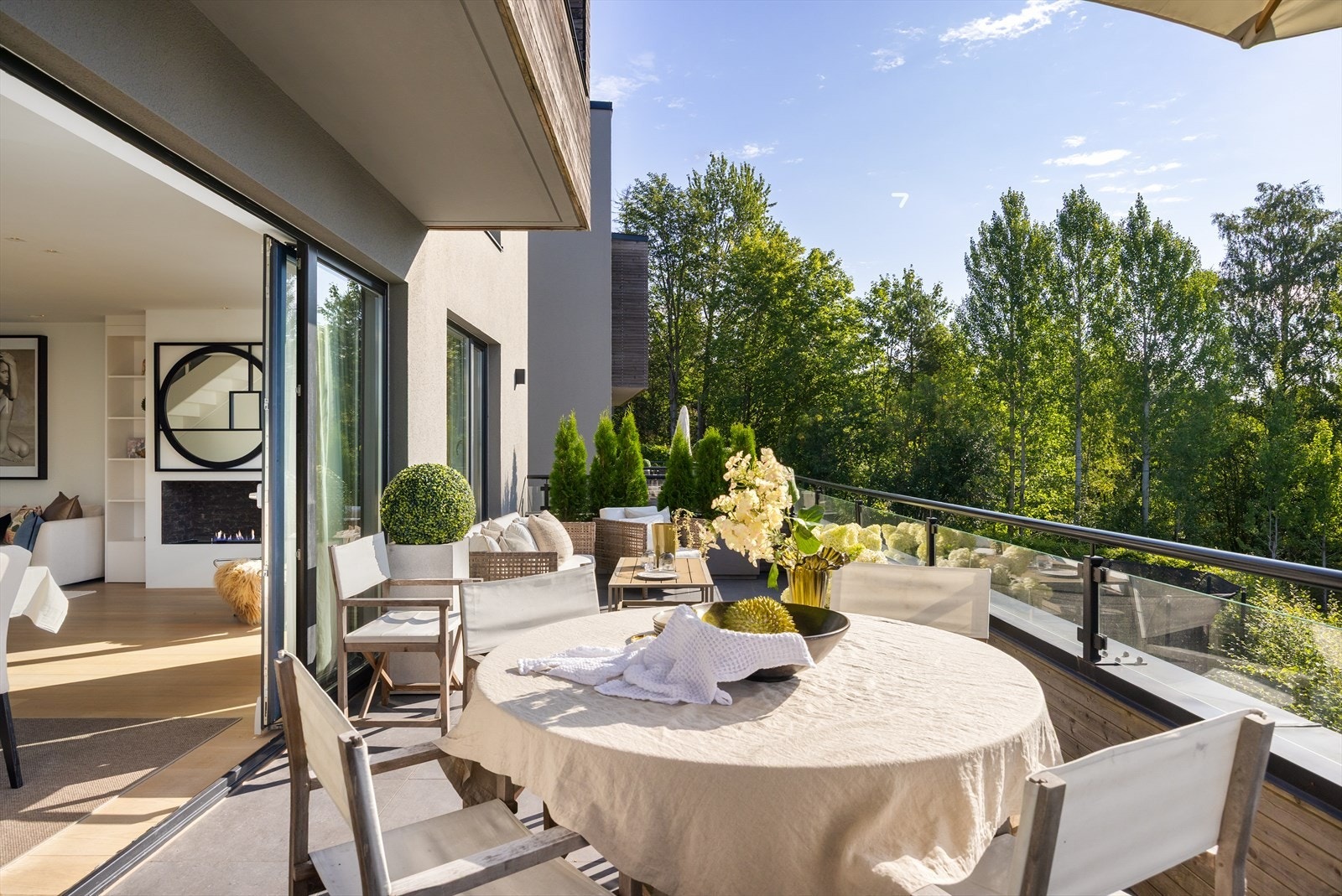 Det er god plass til utemøbler, en perfekt forlengelse av stueområdet. Galleribilde