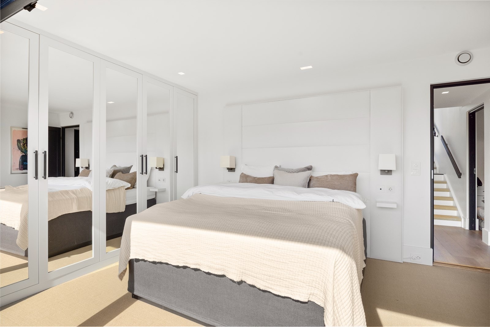 Her er det god plass til dobbeltseng og øvrig møblement, samt rikelig lagringsplass i pene garderobeskap med speilfronter. Galleribilde