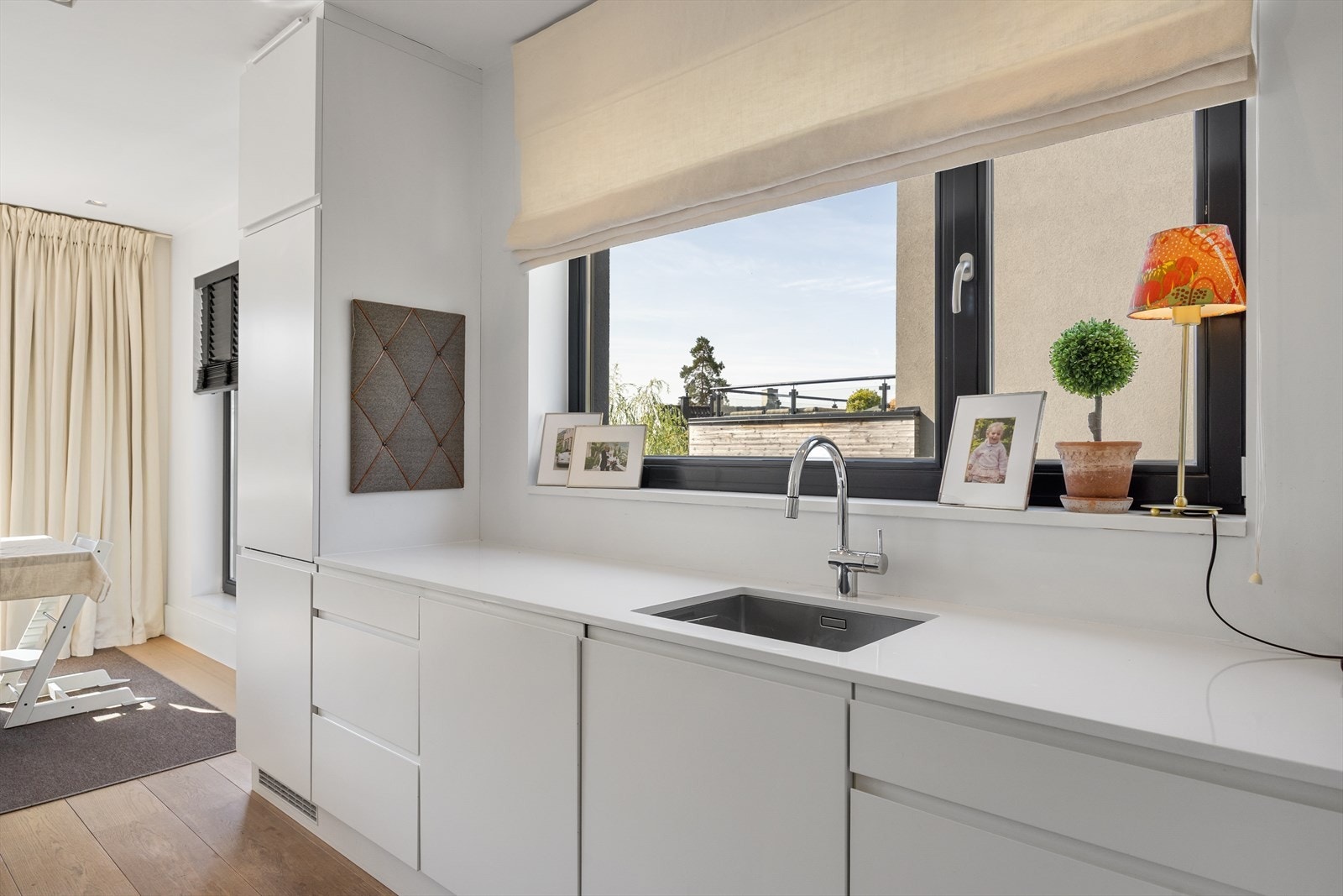 Benkeplaten har underlimt oppvaskkum med svingbart, uttrekkbart armatur fra Damixa. Galleribilde