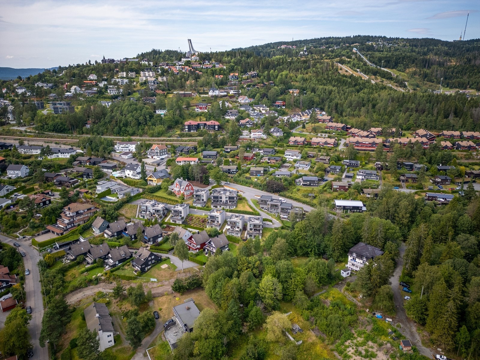Boligen ligger i et veletablert boligområde. Galleribilde