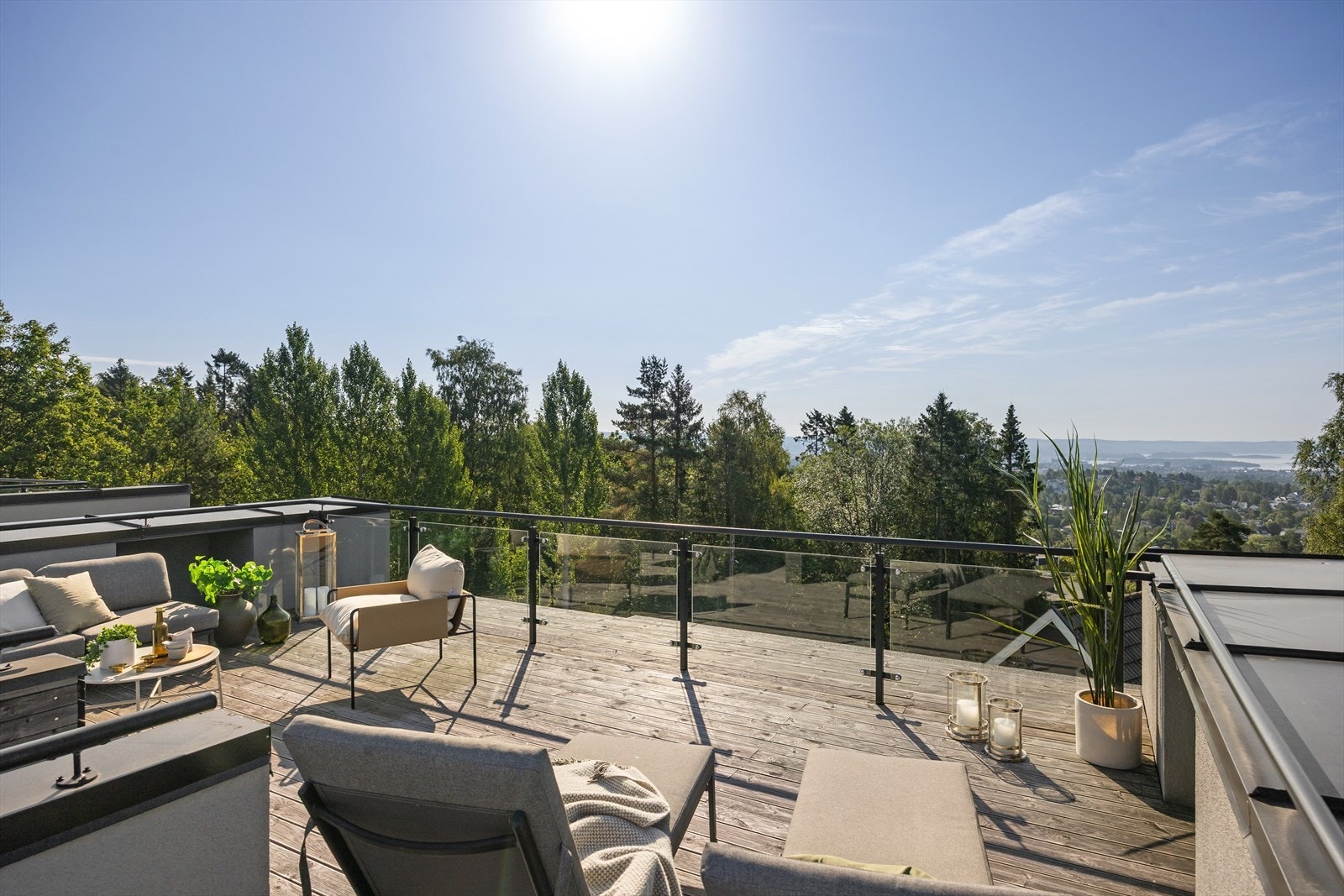 Her får du en stor takterrasse hvor du kan nyte prima solforhold. Galleribilde