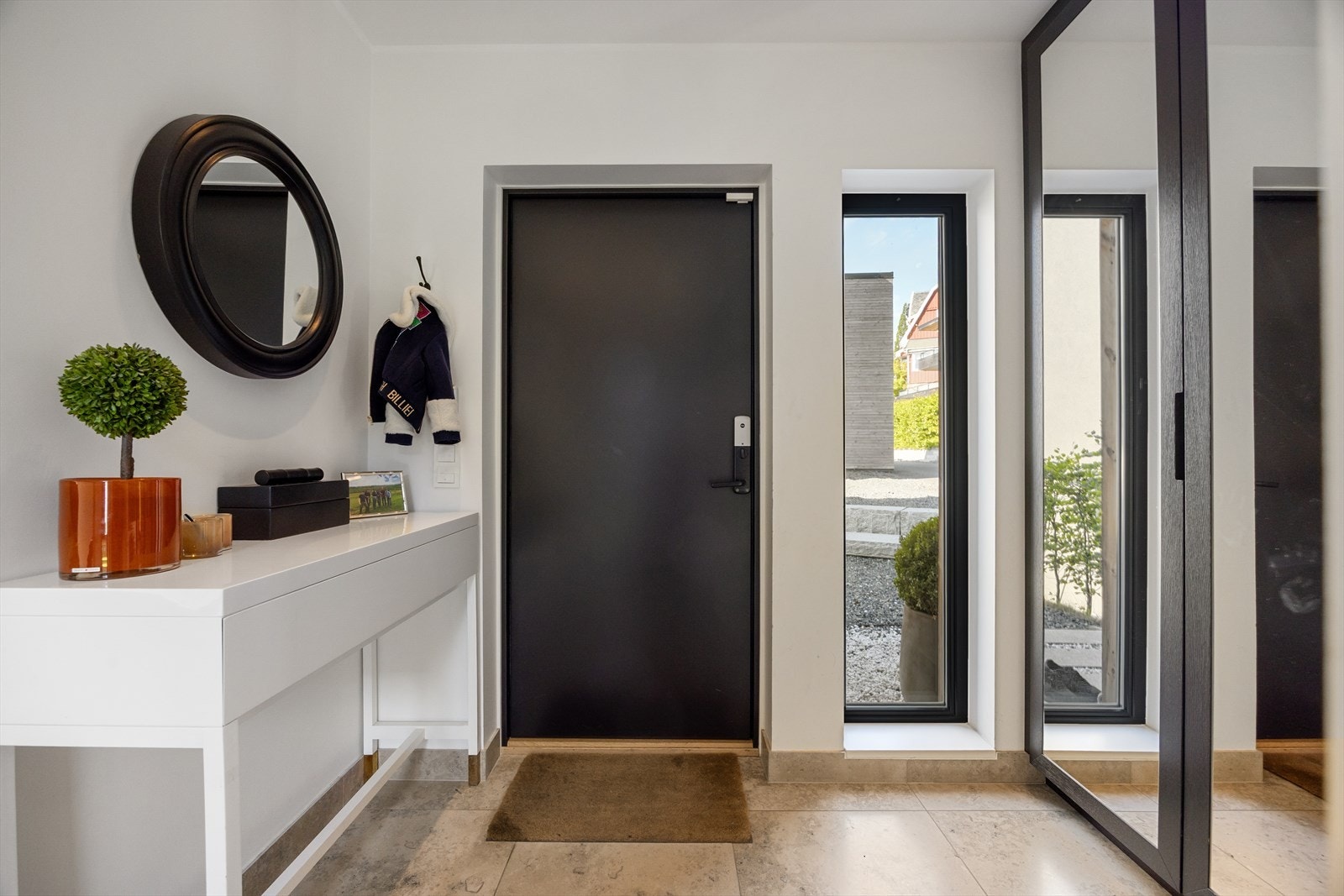 Innbydende og lys entré med flislagt gulv og behagelig gulvvarme. Galleribilde