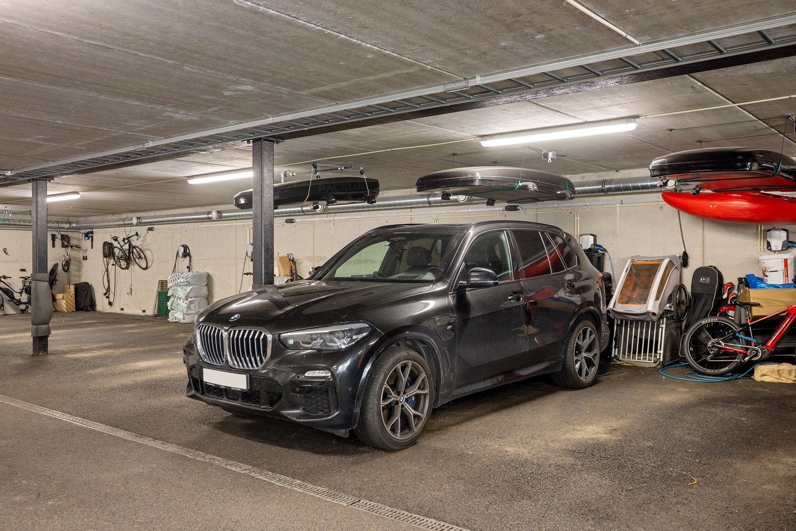 1 biloppstillingsplass i underjordisk garasjeanlegg med El-bil lader. Galleribilde