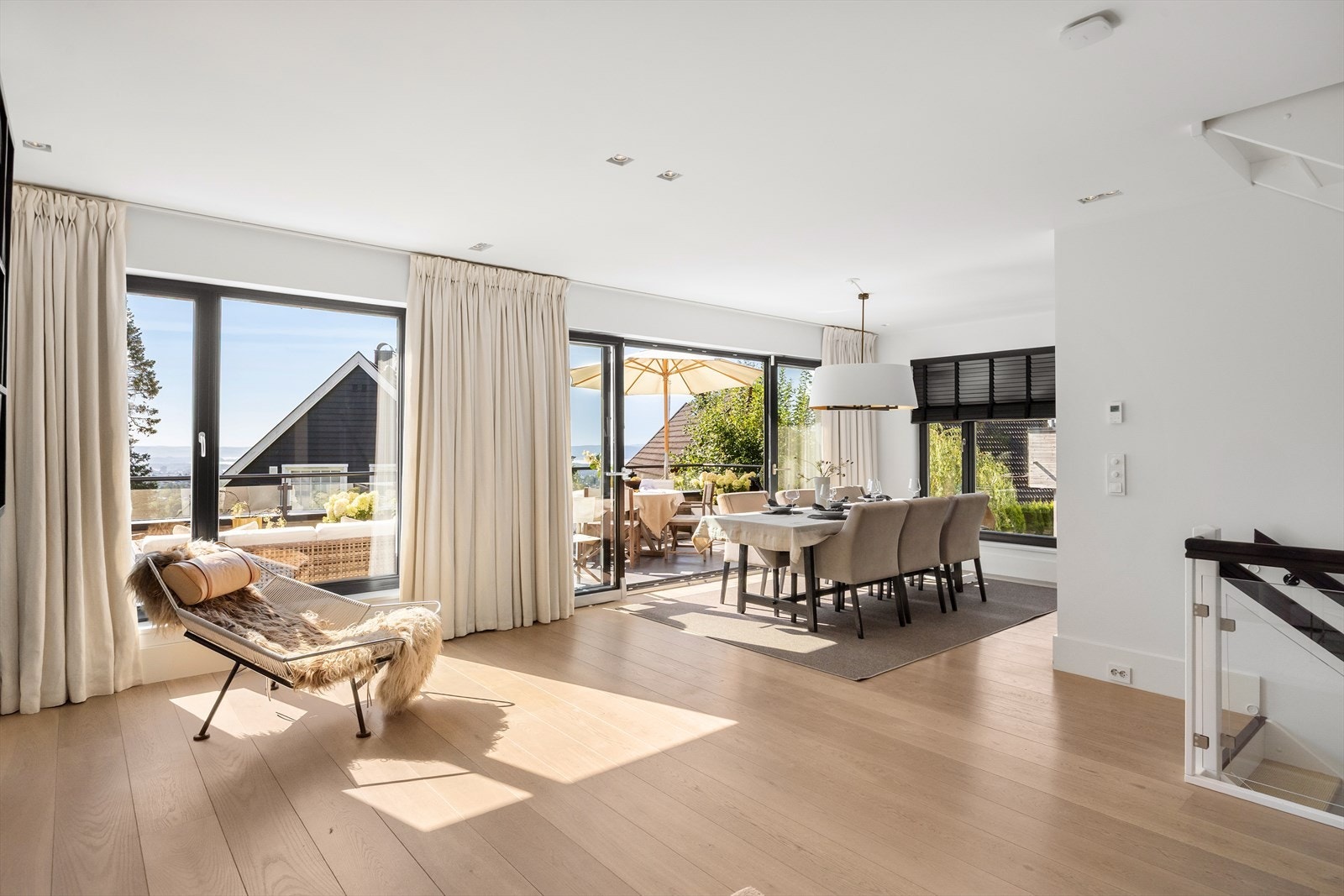 Stuen er romslig og innbydende, med god plass til en større sofa og øvrig møblement. Rommets naturlige inndeling gjør det enkelt å møblere, og det er fint tilrettelagt for flere sosiale soner. Galleribilde