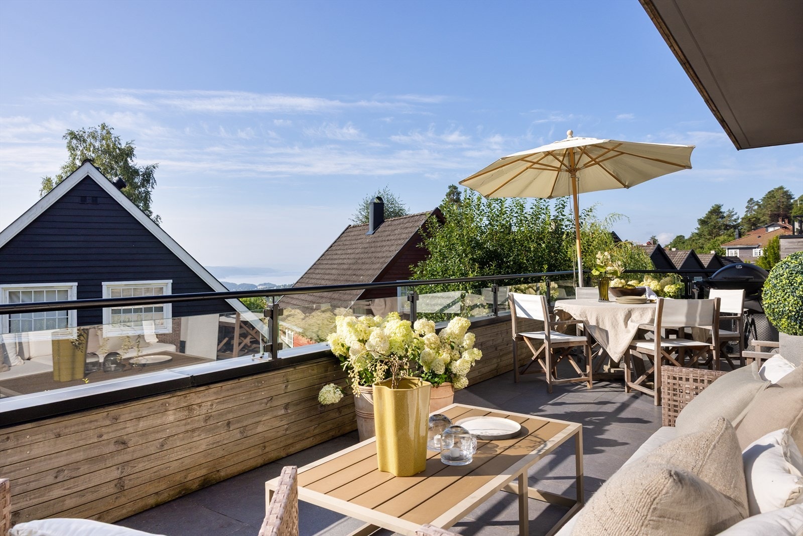 Balkongen er på hele 24 kvm og ligger sørvendt med gode solforhold. Galleribilde