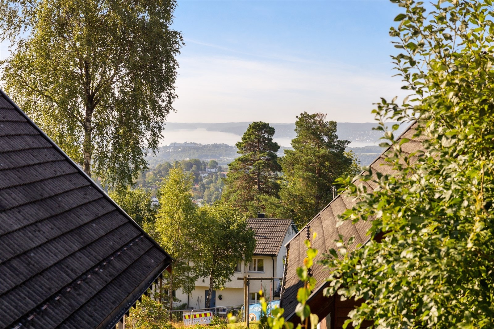 Nyt fantastisk utsikt mens du nyter et herlig måltid og noe godt i glasset. Galleribilde