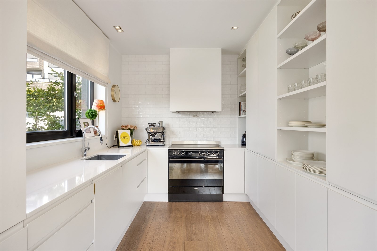 Kjøkkenet er lyst, trivelig og funksjonelt utformet, med et vindu som slipper inn rikelig dagslys og skaper en behagelig atmosfære. Galleribilde