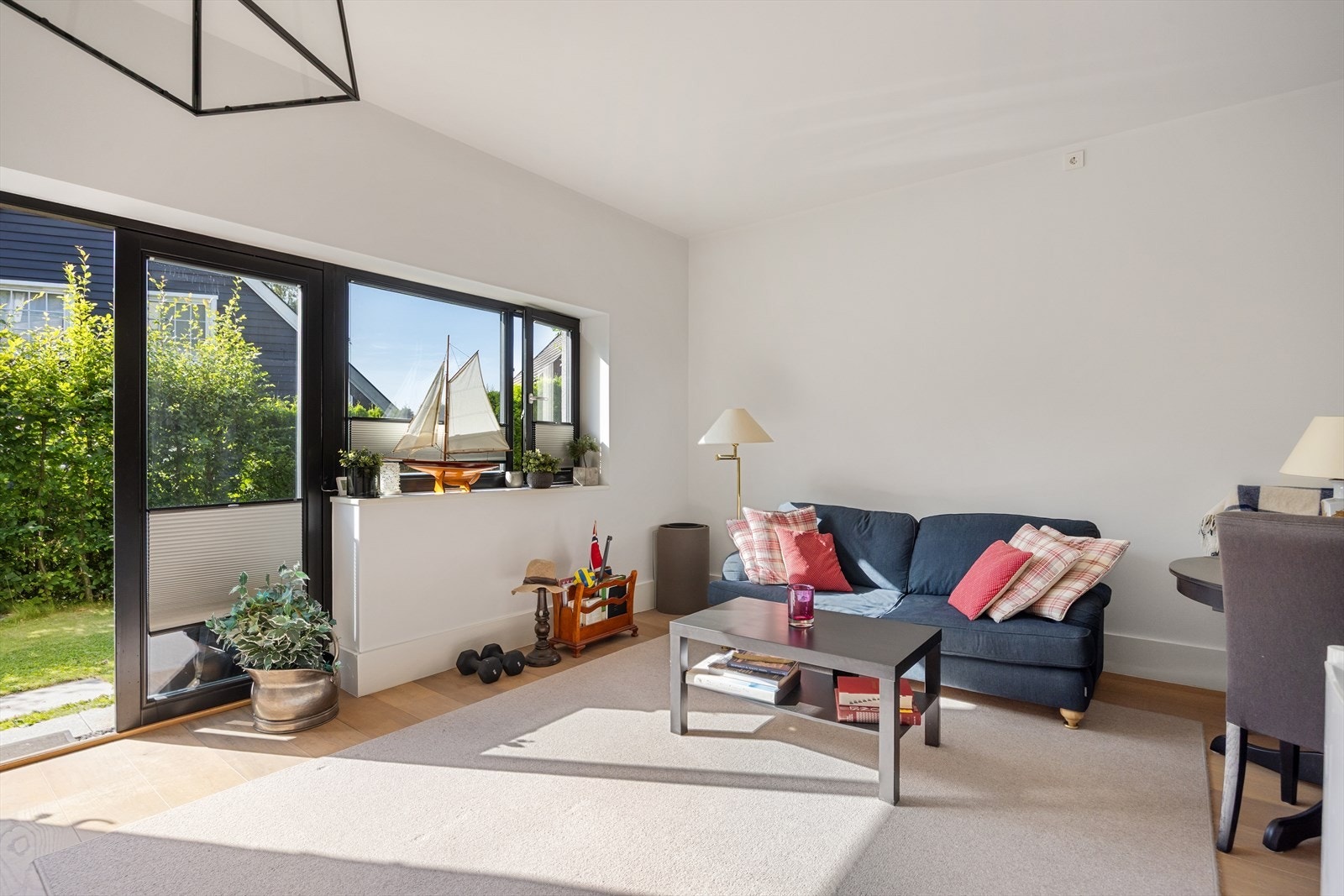 Hybel: stuen har god plass til sofagruppe og annet møblement, og har dør med direkte utgang til gressplenen bak boligen. Det er gulvvarme i rommet, som gir ekstra komfort. Galleribilde