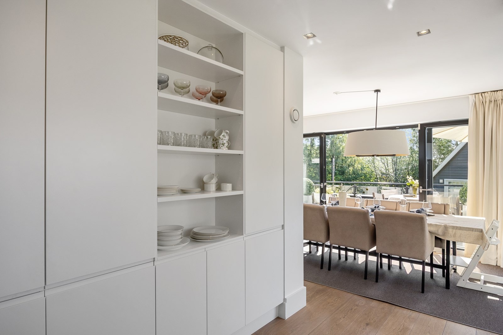 Her finner du integrert kjøl/fryseskap og oppvaskmaskin, samt frittstående komfyr med platetopp fra Smeg. Over stekesonen er det kullfiltervifte. Kjøkkenet er utstyrt med komfyrvakt, automatisk vannstopper og gulvvarme. Galleribilde