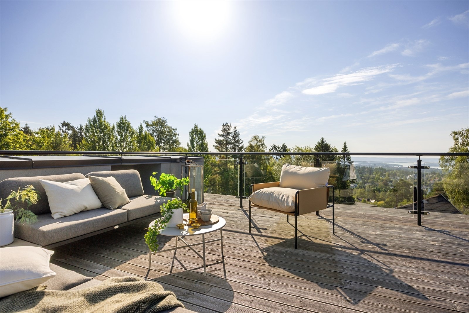 Det er god plass til utemøbler, og terrassen kan deles inn i flere ulike sosiale soner. Galleribilde