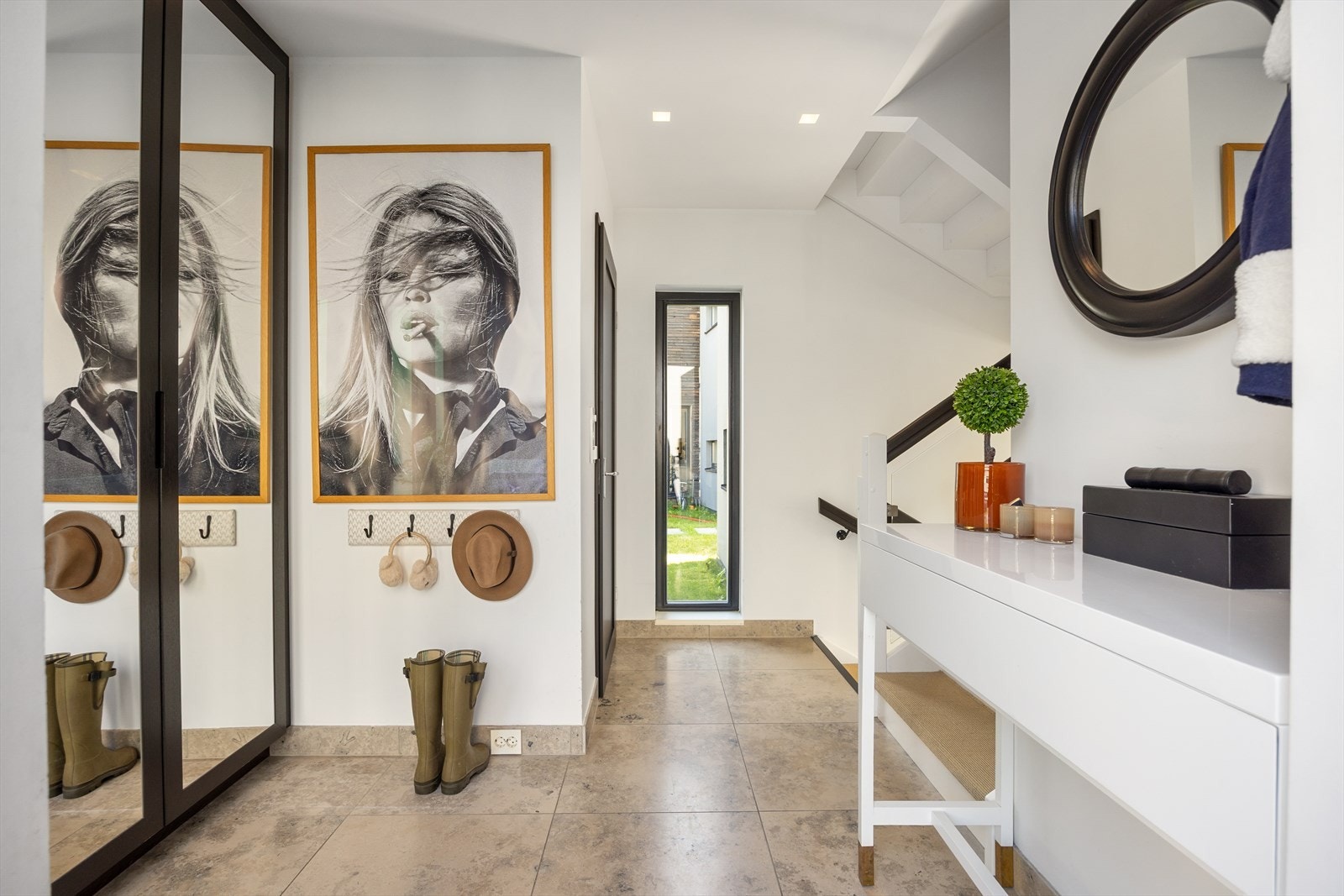 Her er det god plass til oppbevaring av yttertøy og sko i et romslig garderobeskap med speilfronter. Galleribilde