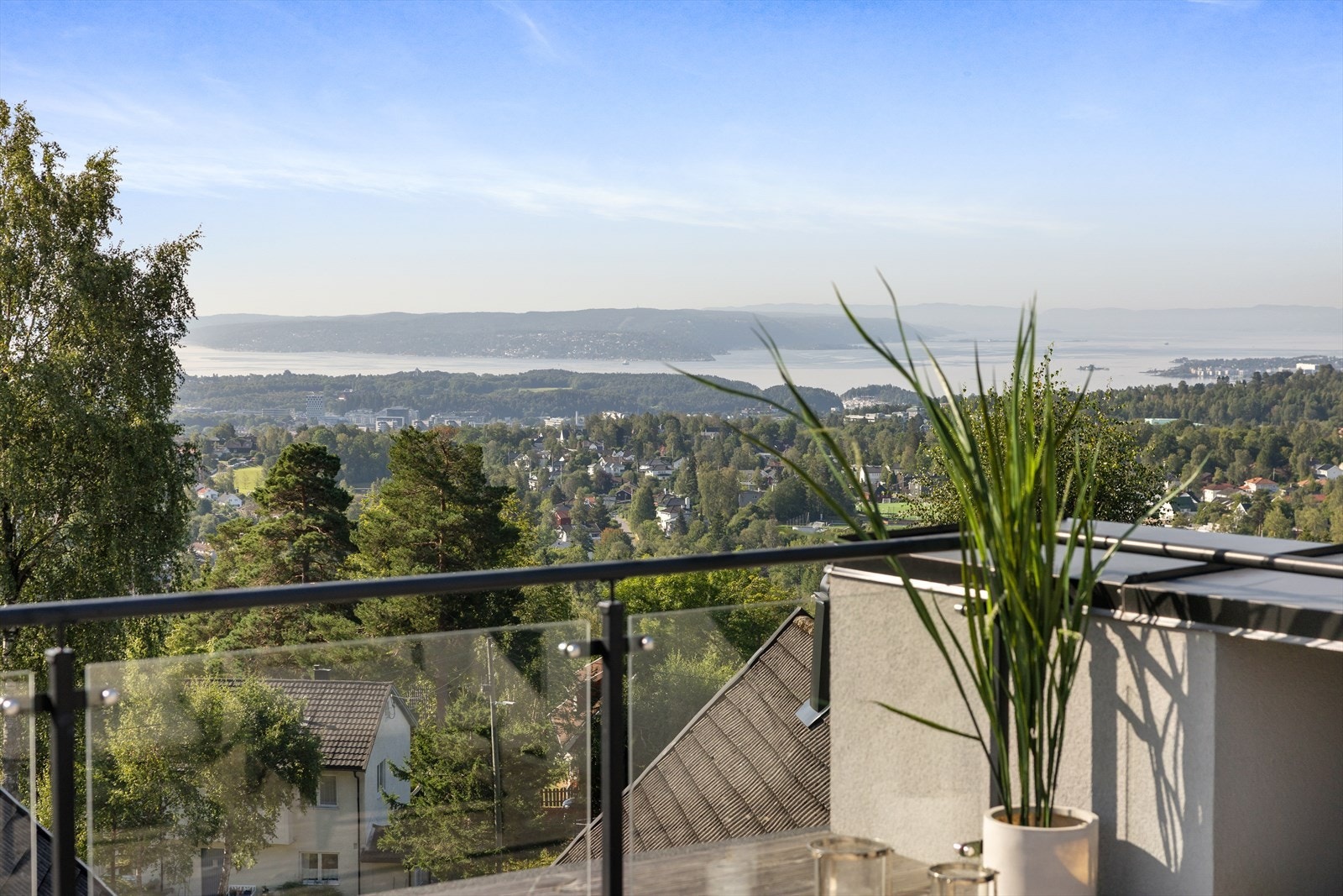 Her bor du høyt og fritt med panoramautsikt over byen og Oslofjorden - et unikt skue hele året. Galleribilde