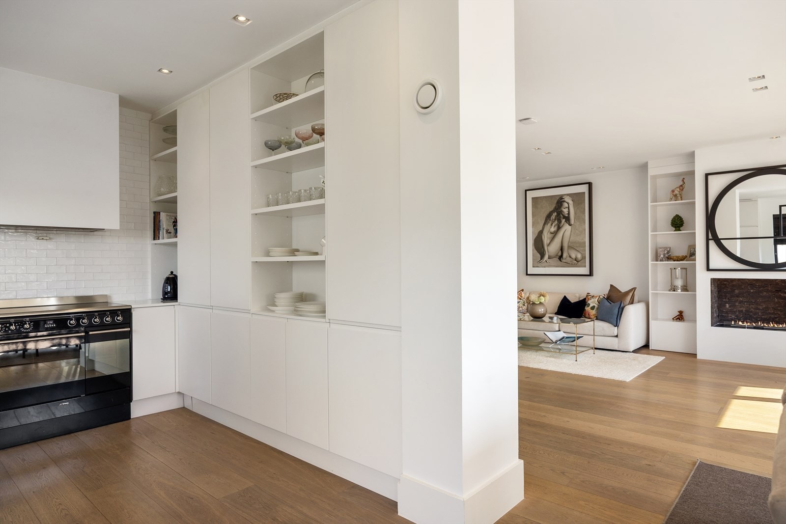 Kjøkkenet ligger i delvis åpen løsning til stuen. Galleribilde