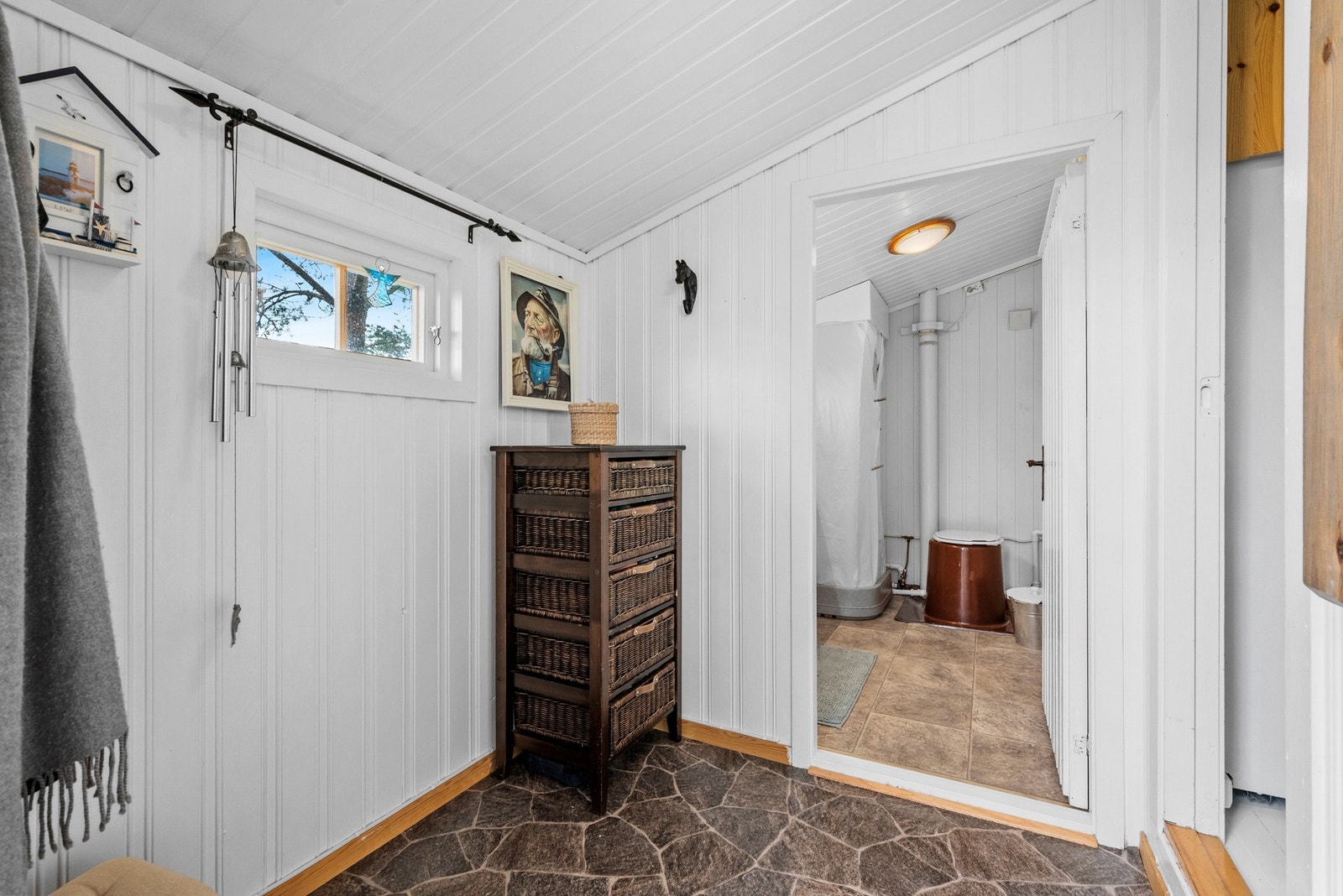 Tilknyttet entreen har hytta et wc-rom med flislagt gulv. Galleribilde