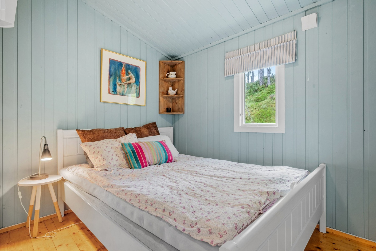 Selve hytta har to koselige soverom, der hovedsoverommet er malt med pastelltblått på både tak og vegger. Galleribilde