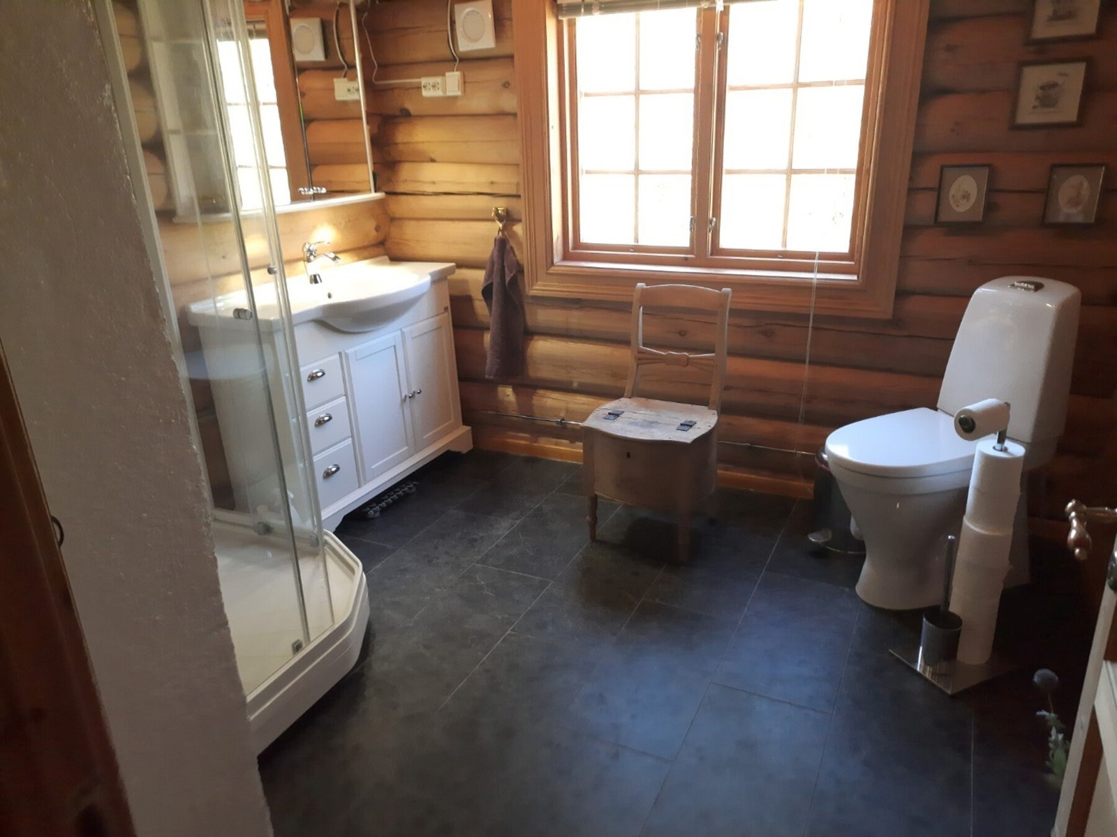 Badet har flislagt gulv med varmekabler, alle rør på badet er lagt nye i 2024 - selgers eget bilde Galleribilde