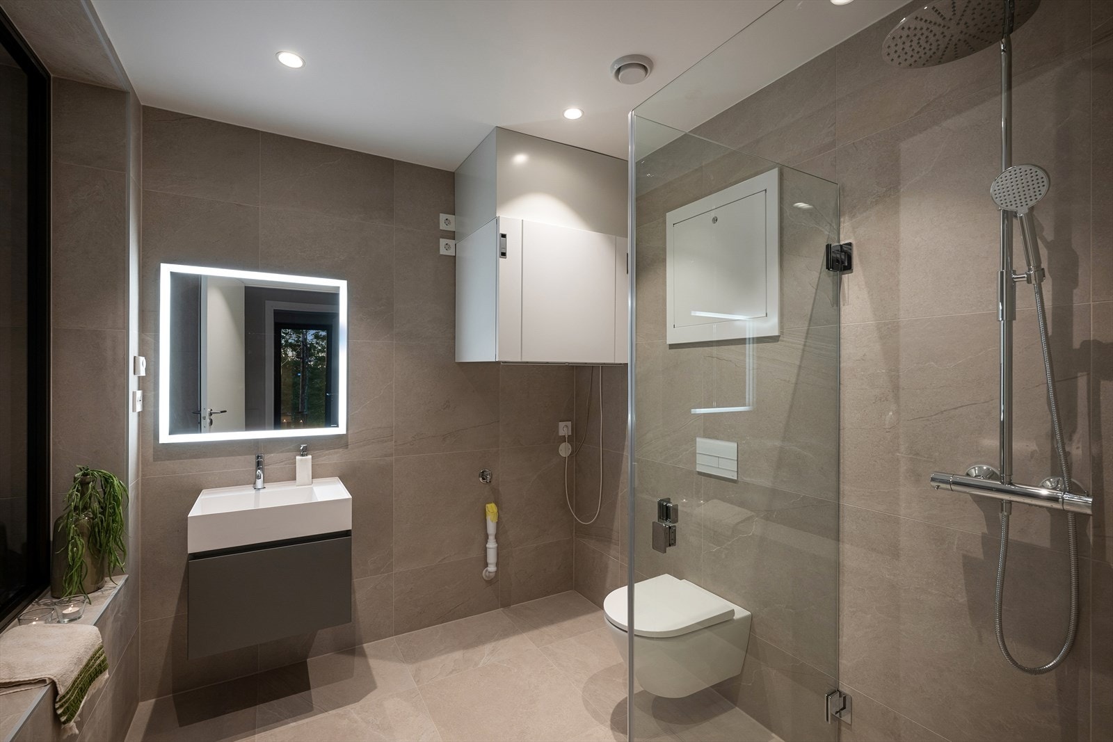 Opplegg til vaskemaskin på baderom Galleribilde