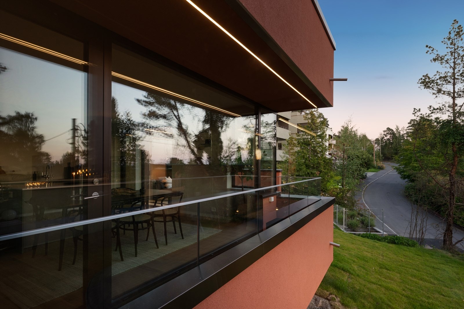 Det medfølger én parkeringsplass i felles garasjeanlegg betegnet som P4 med mulighet for elbillading - Plassen er lagt til leiligheten som en tilleggsdel gjennom seksjoneringen Galleribilde