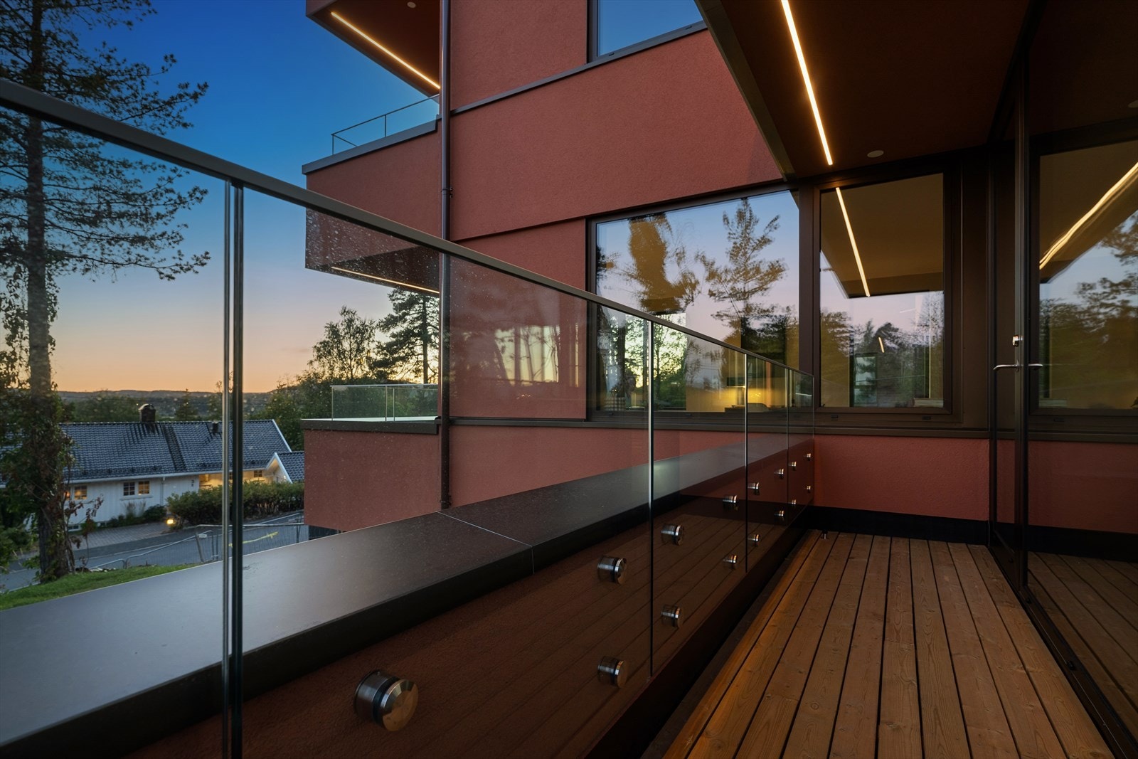 Det er også adkomst til en balkong på 4 m² fra leilighetens spisestue - Uteplassene er fordelt på ulike sider av leiligheten, som gjør at man kan nyte solen gjennom store deler av dagen og samtidig finne både lys og skygge etter behov Galleribilde