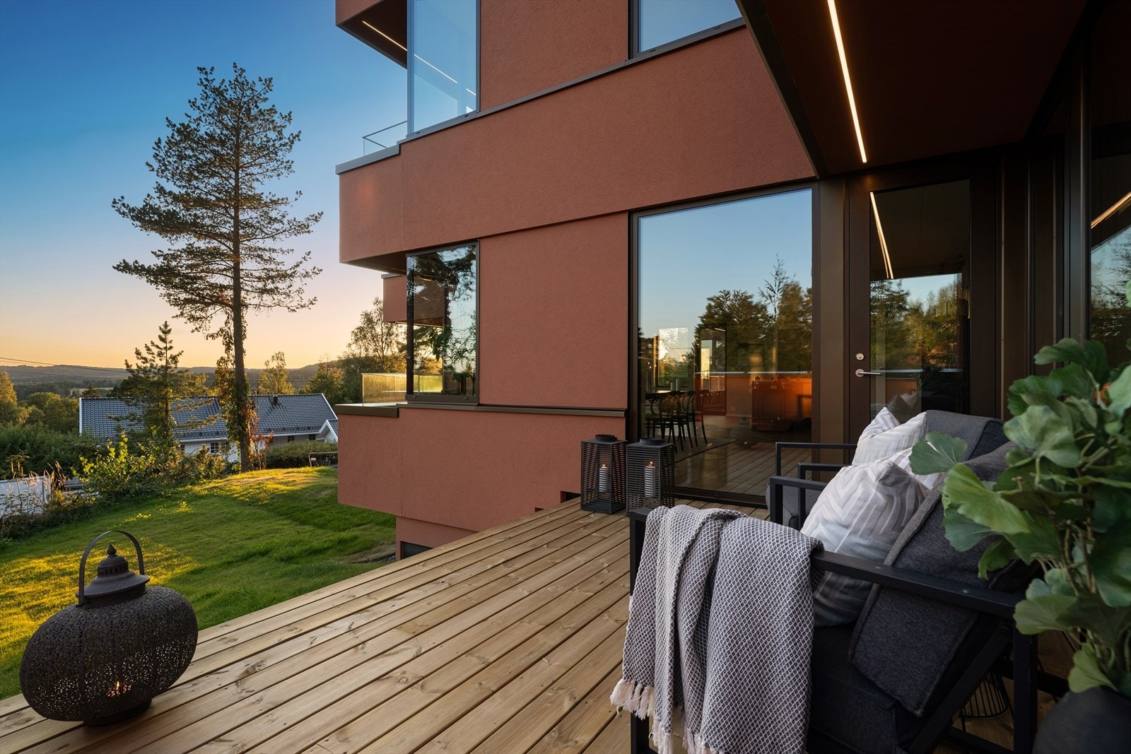 Fra terrassen er det videre adkomst til hagen som leiligheten har en eksklusiv bruksrett til (se kart vedlagt salgsoppgaven) Galleribilde