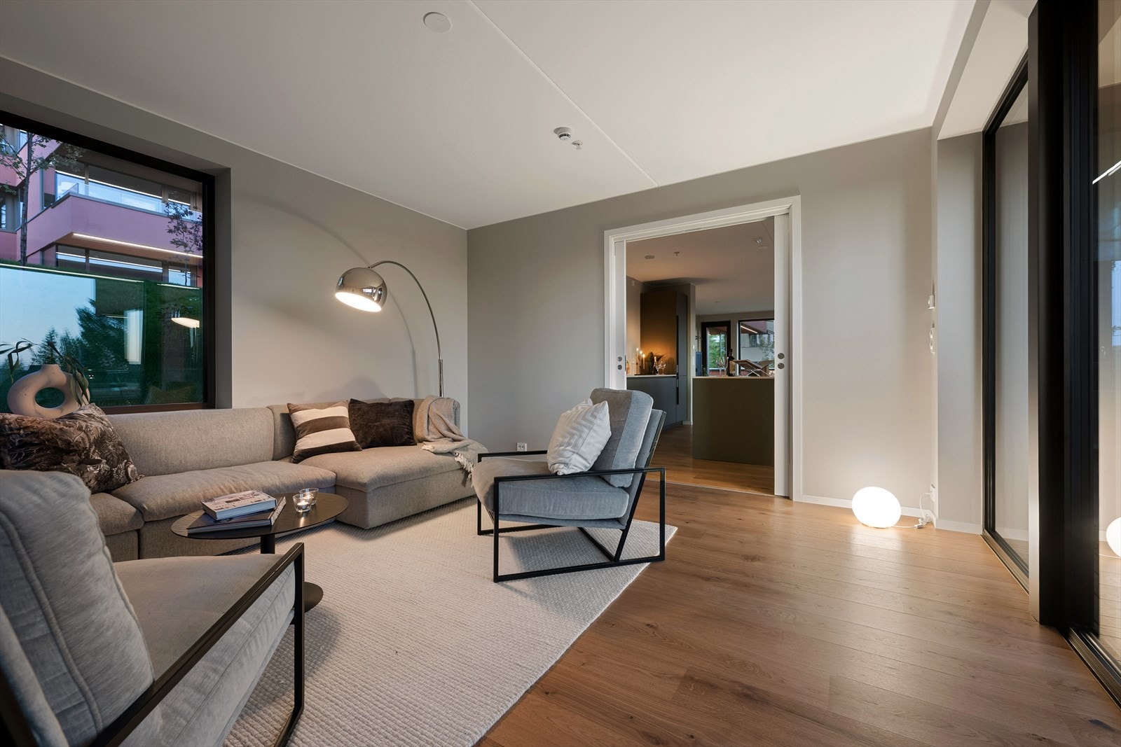 Leiligheten ble nylig ferdigstilt (august 2025) og har høy standard og gode kvalitetsløsninger - både i byggets konstruksjon og i materialvalgene Galleribilde