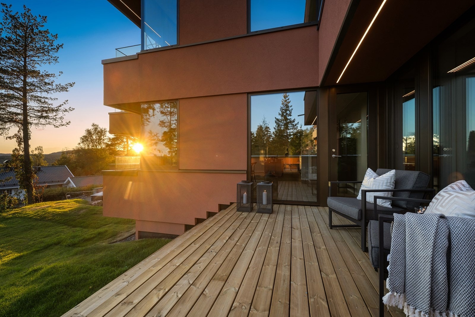 Leiligheten er én av kun tre store leiligheter i et stilfullt og moderne bygg, med én enhet per etasje og direkte heisadkomst inn i boligen Galleribilde