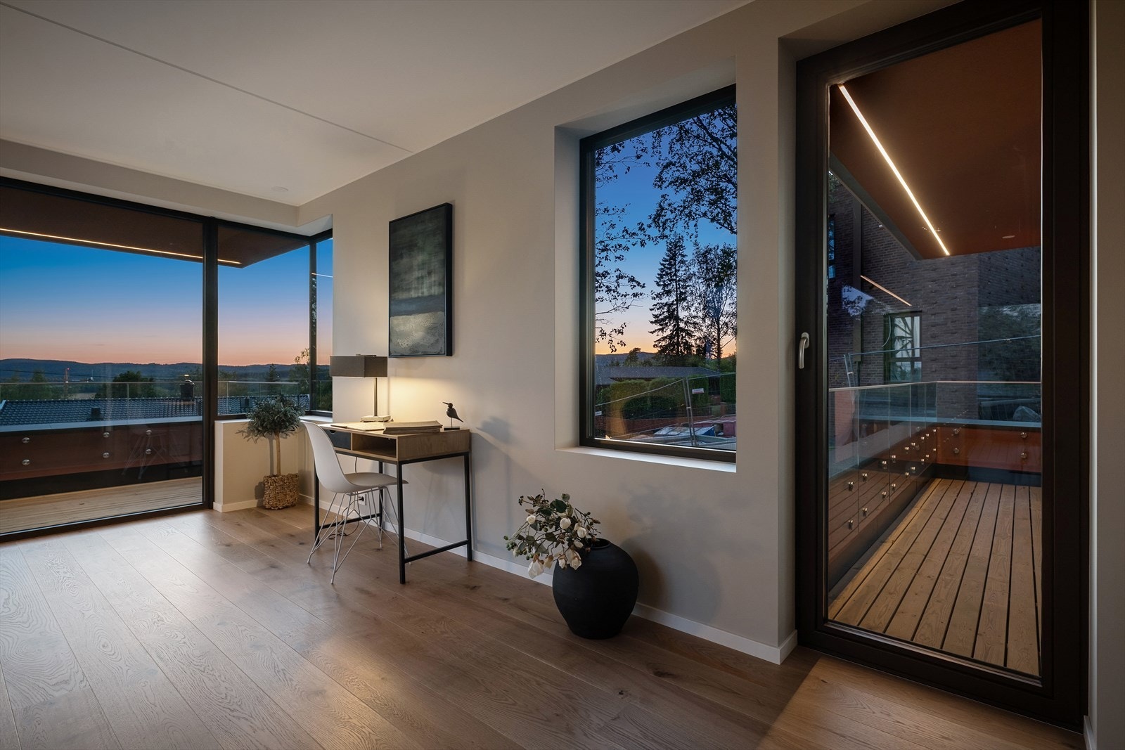 Leiligheten har lekker parkett med brede gulvplanker på 19 cm fra Tarkett av type Prestige Eik Satin White Galleribilde